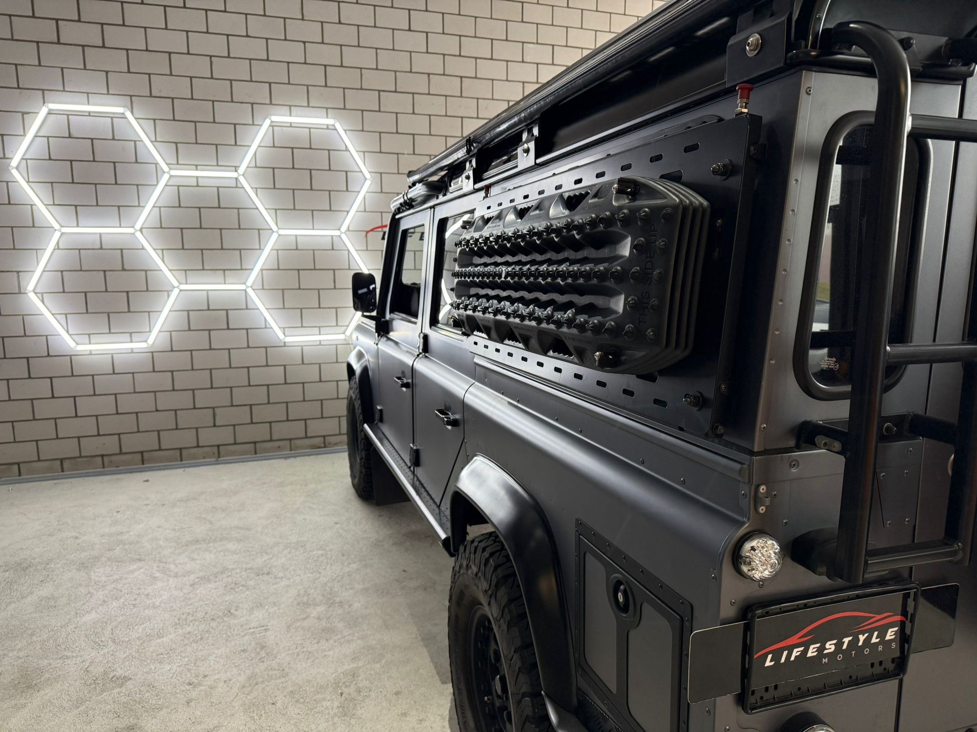 LAND ROVER Defender 110 SW 2.4Tdc Black Pearl-image-4