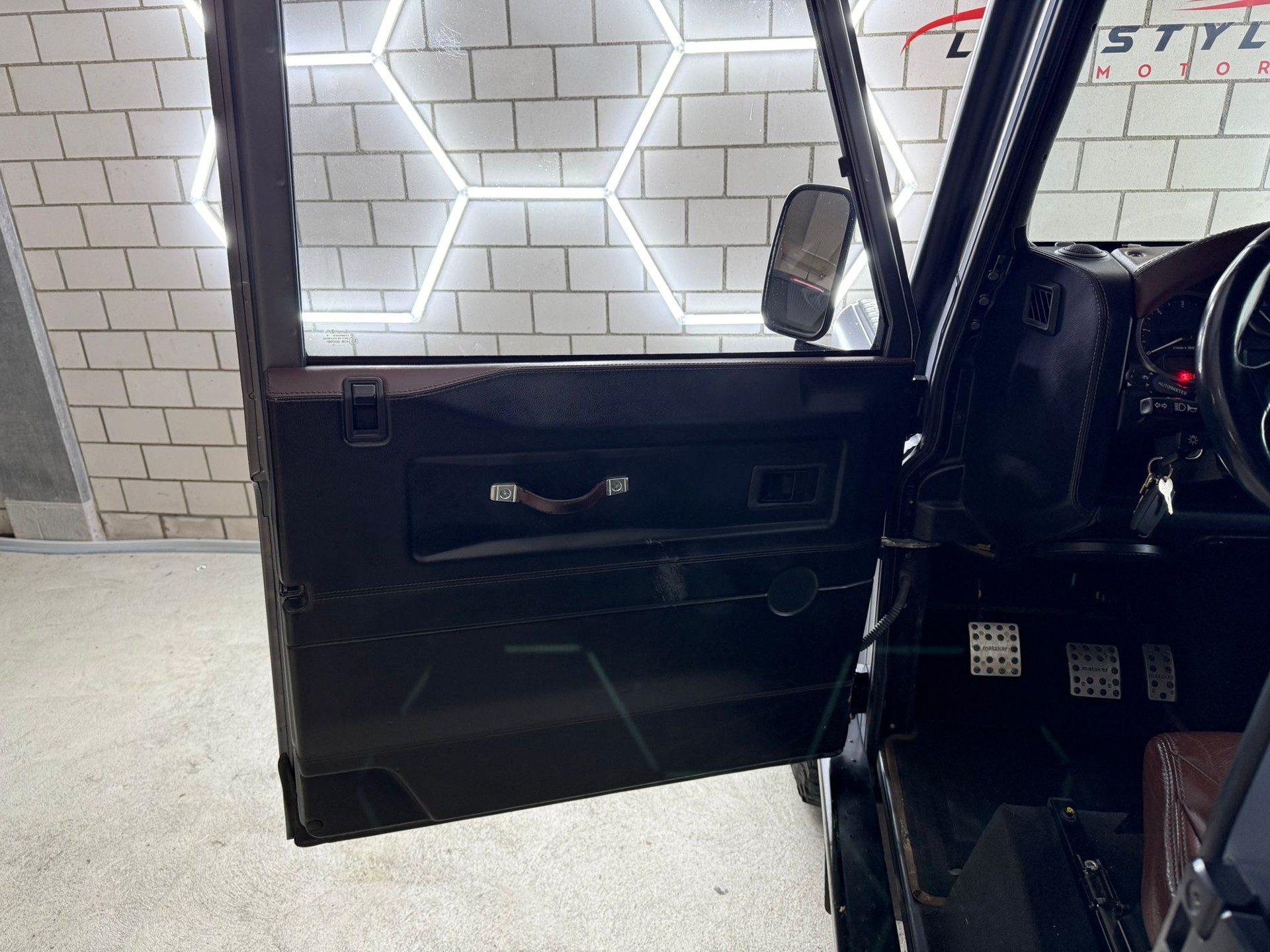 LAND ROVER Defender 110 SW 2.4Tdc Black Pearl-image-7