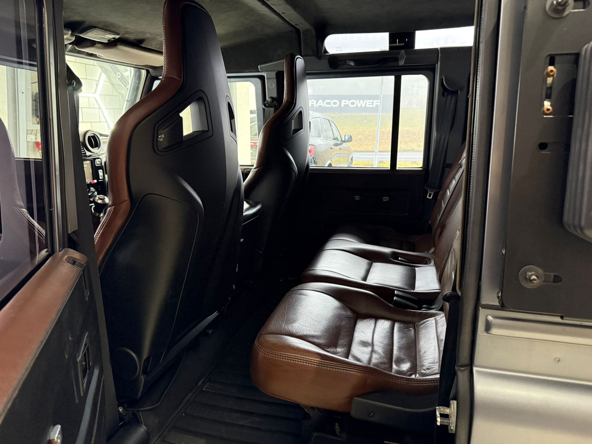 LAND ROVER Defender 110 SW 2.4Tdc Black Pearl-image-13
