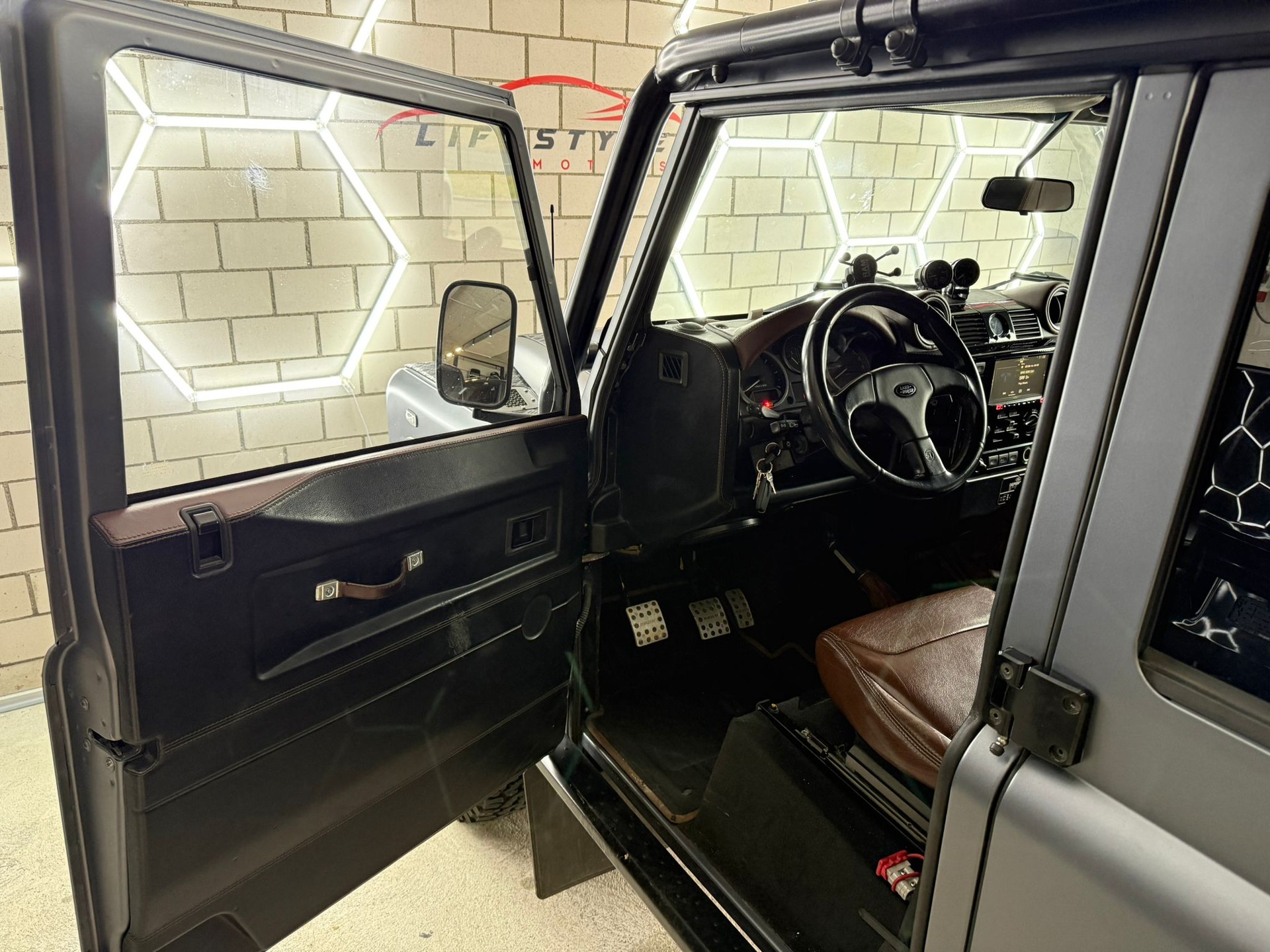LAND ROVER Defender 110 SW 2.4Tdc Black Pearl-image-6
