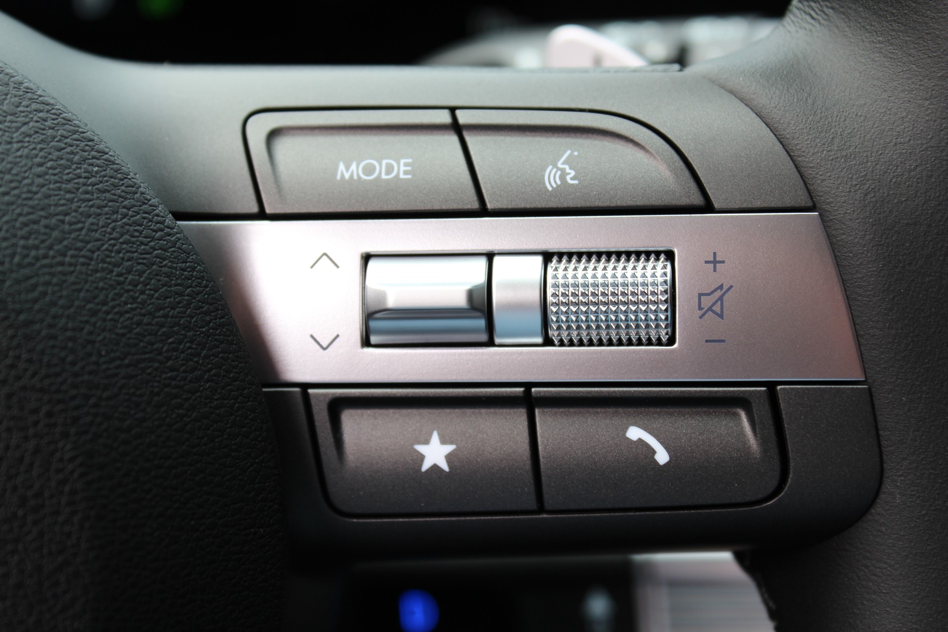 HYUNDAI Kona 1.6 GDi HEV Amplia DCT-image-24