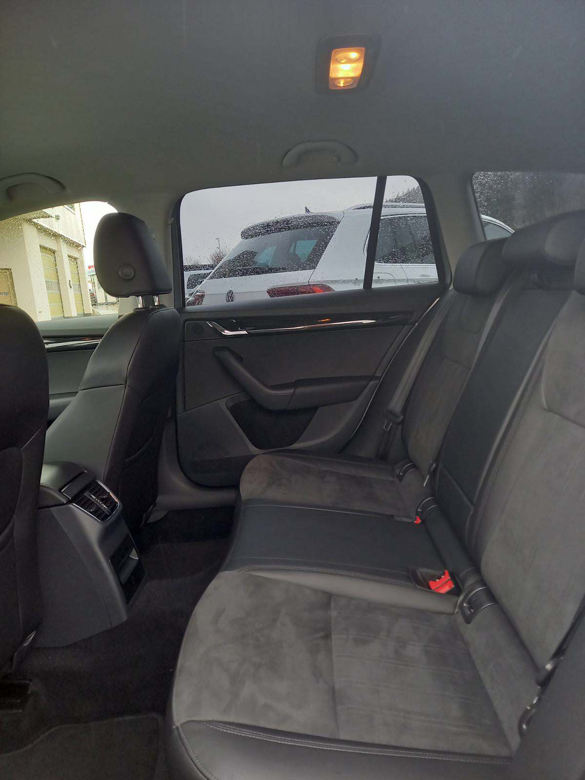 SKODA Octavia Combi 2.0 TDI Style 4x4 DSG-image-12