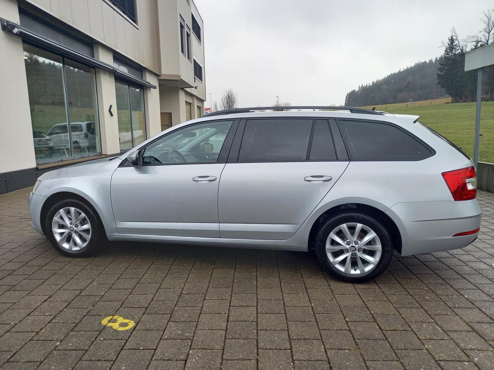 SKODA Octavia Combi 2.0 TDI Style 4x4 DSG-image-2
