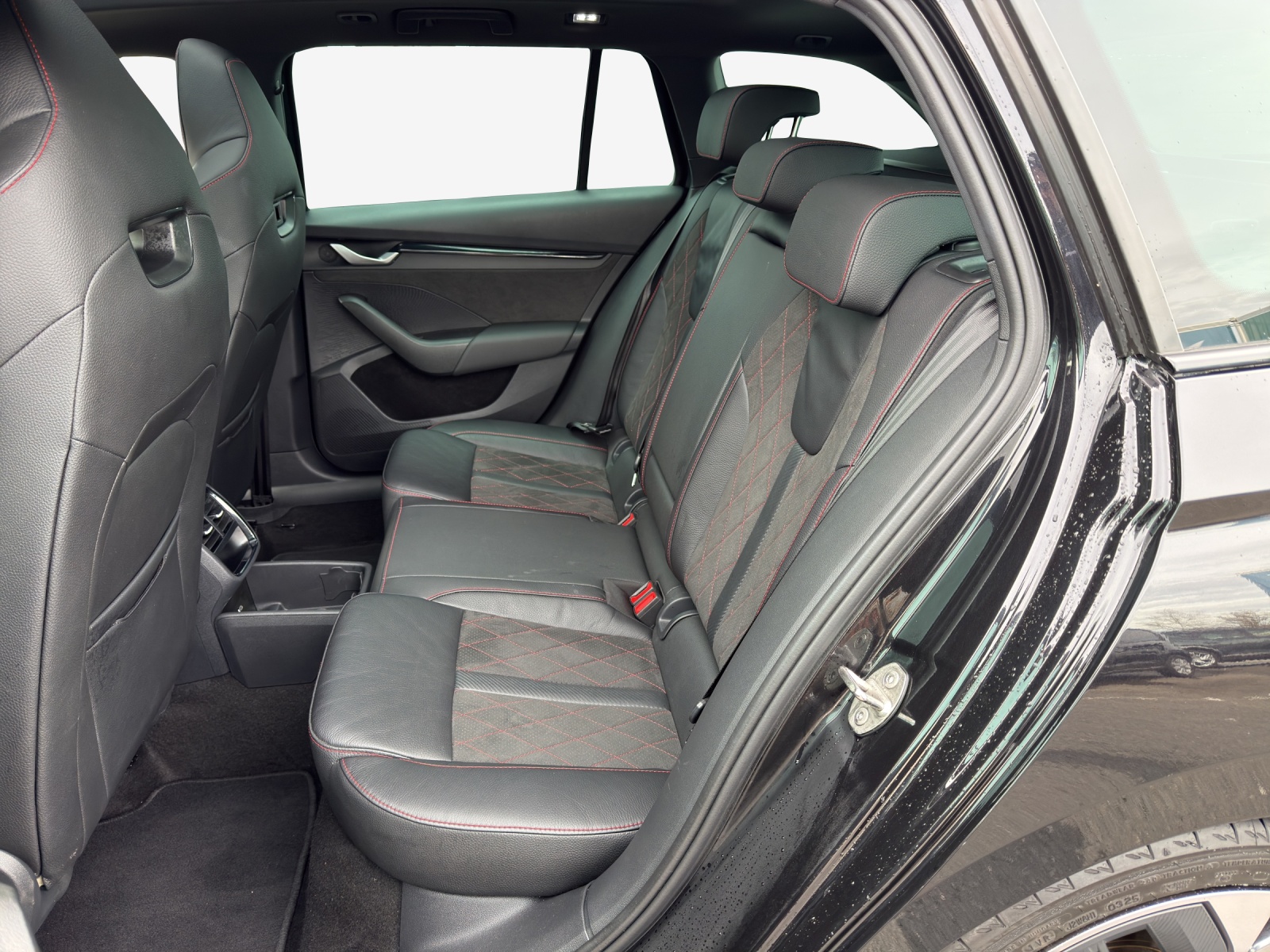 SKODA Octavia Combi 2.0 TSI DSG RS-image-11