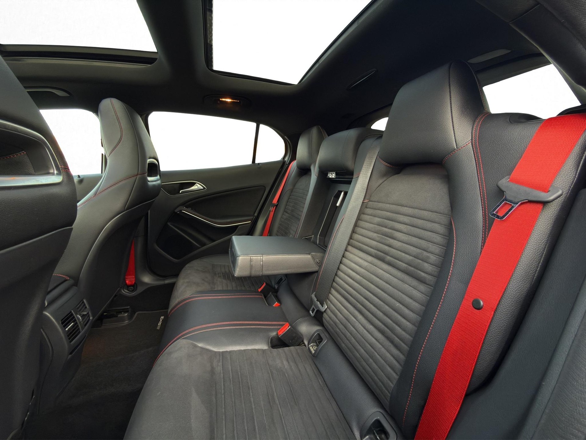 MERCEDES-BENZ GLA 45 AMG 4m-image-24