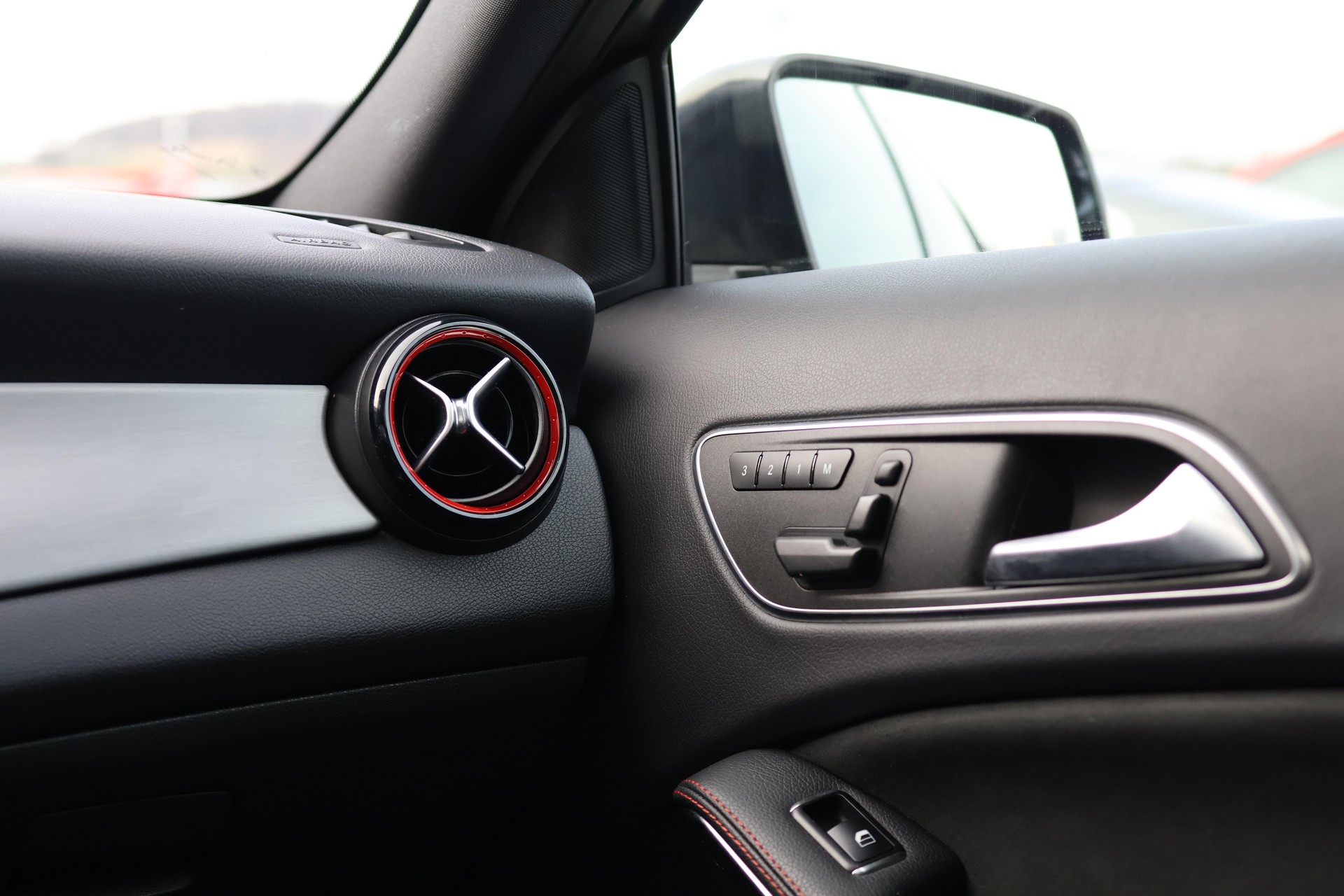 MERCEDES-BENZ GLA 45 AMG 4m-image-30