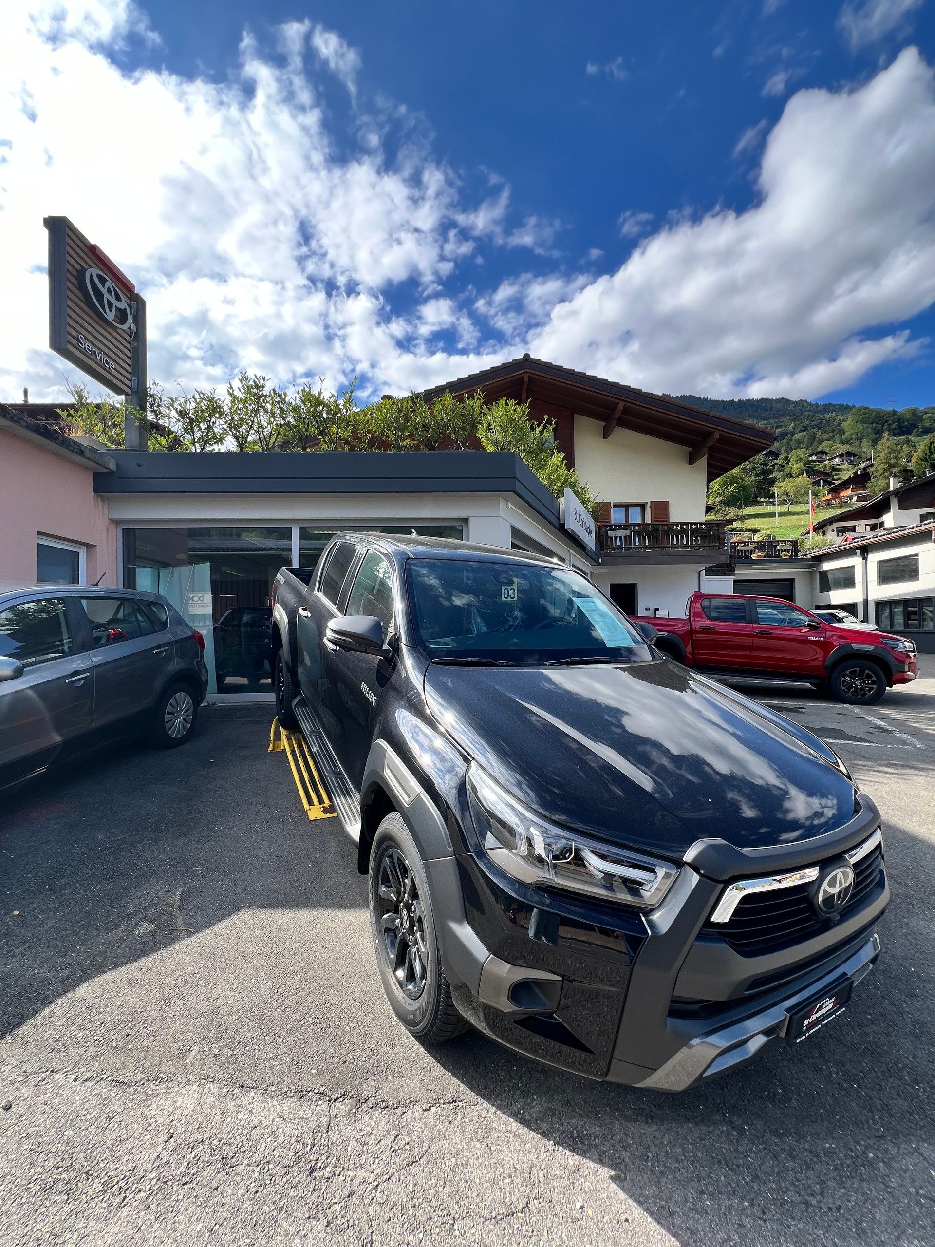 TOYOTA Hilux 2.8D Invincible-image-1