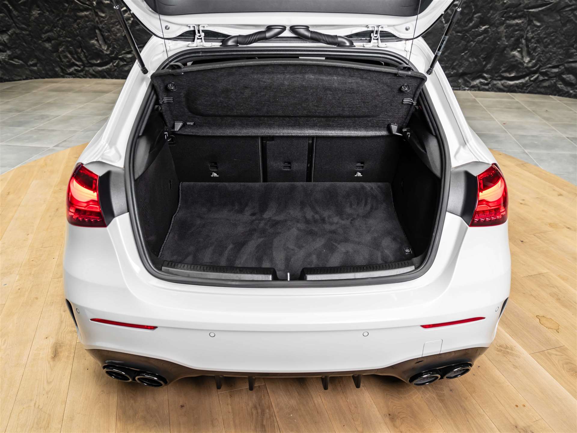 MERCEDES-BENZ A 45 S AMG 4Matic+ 8G-DCT *Facelift*Panorama*Schmiederäder*Burmester*-image-51