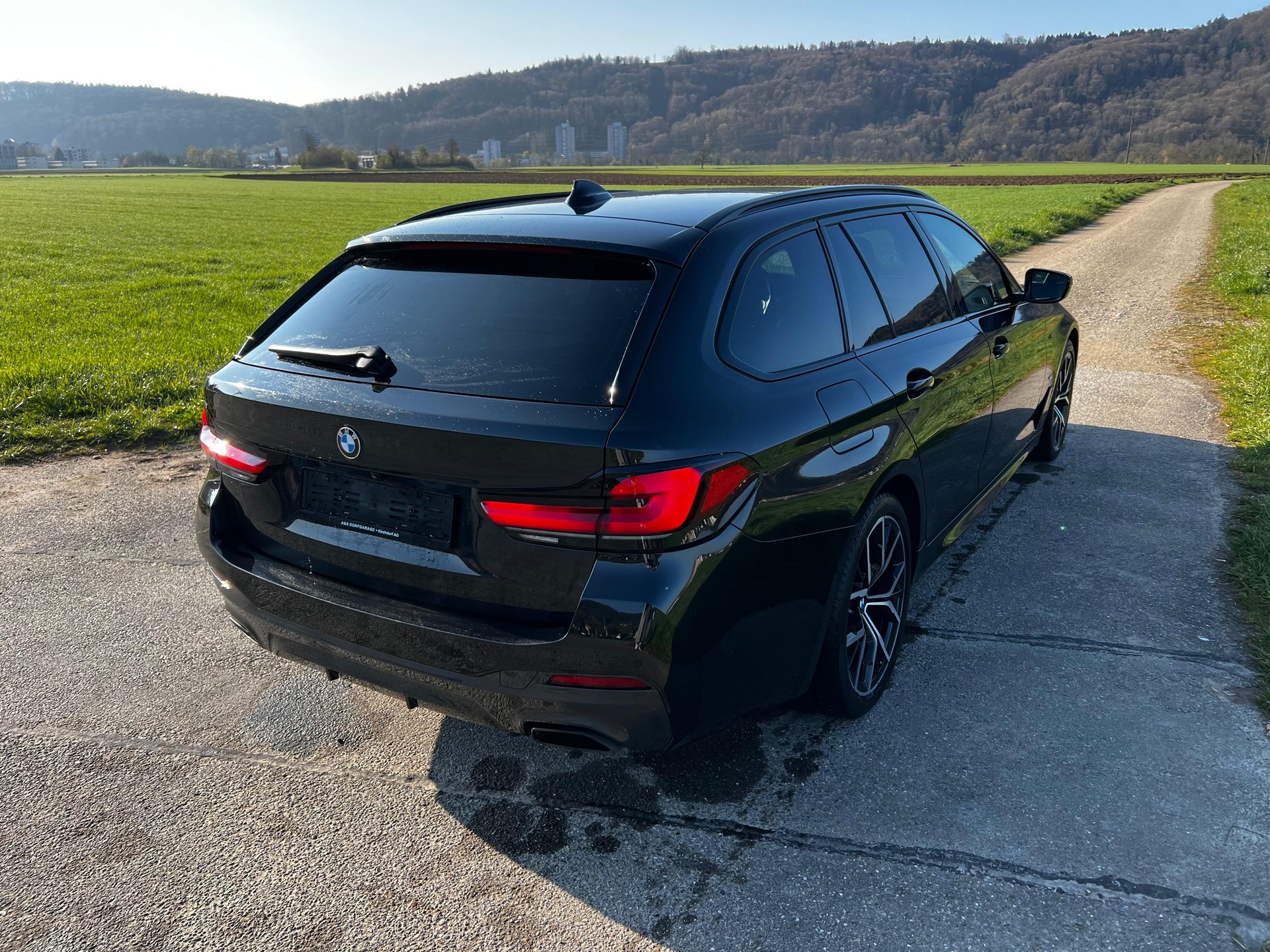 BMW 520d xDrive 48V Touring M Sport Steptronic-image-3