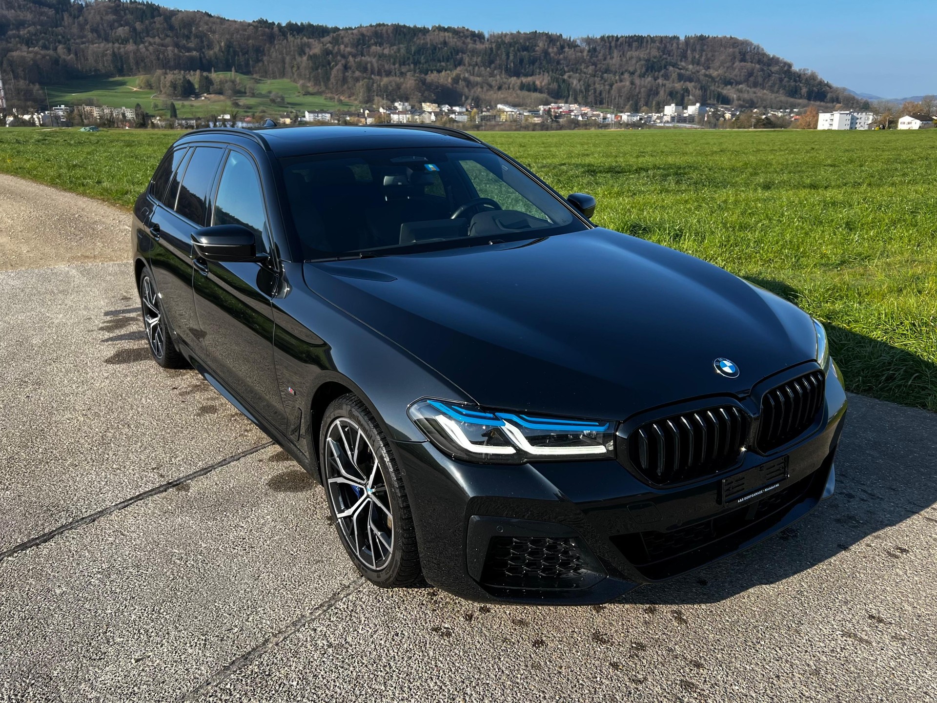 BMW 520d xDrive 48V Touring M Sport Steptronic-image-4
