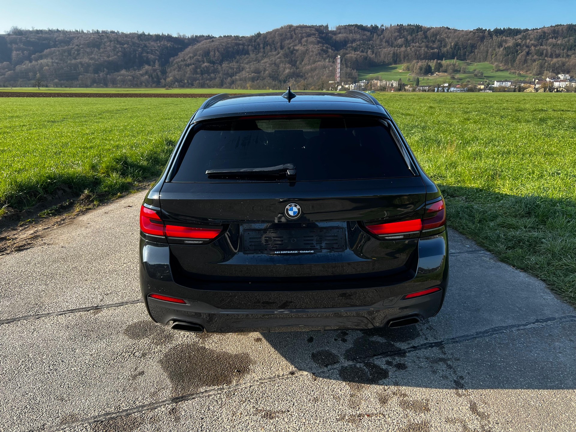 BMW 520d xDrive 48V Touring M Sport Steptronic-image-2