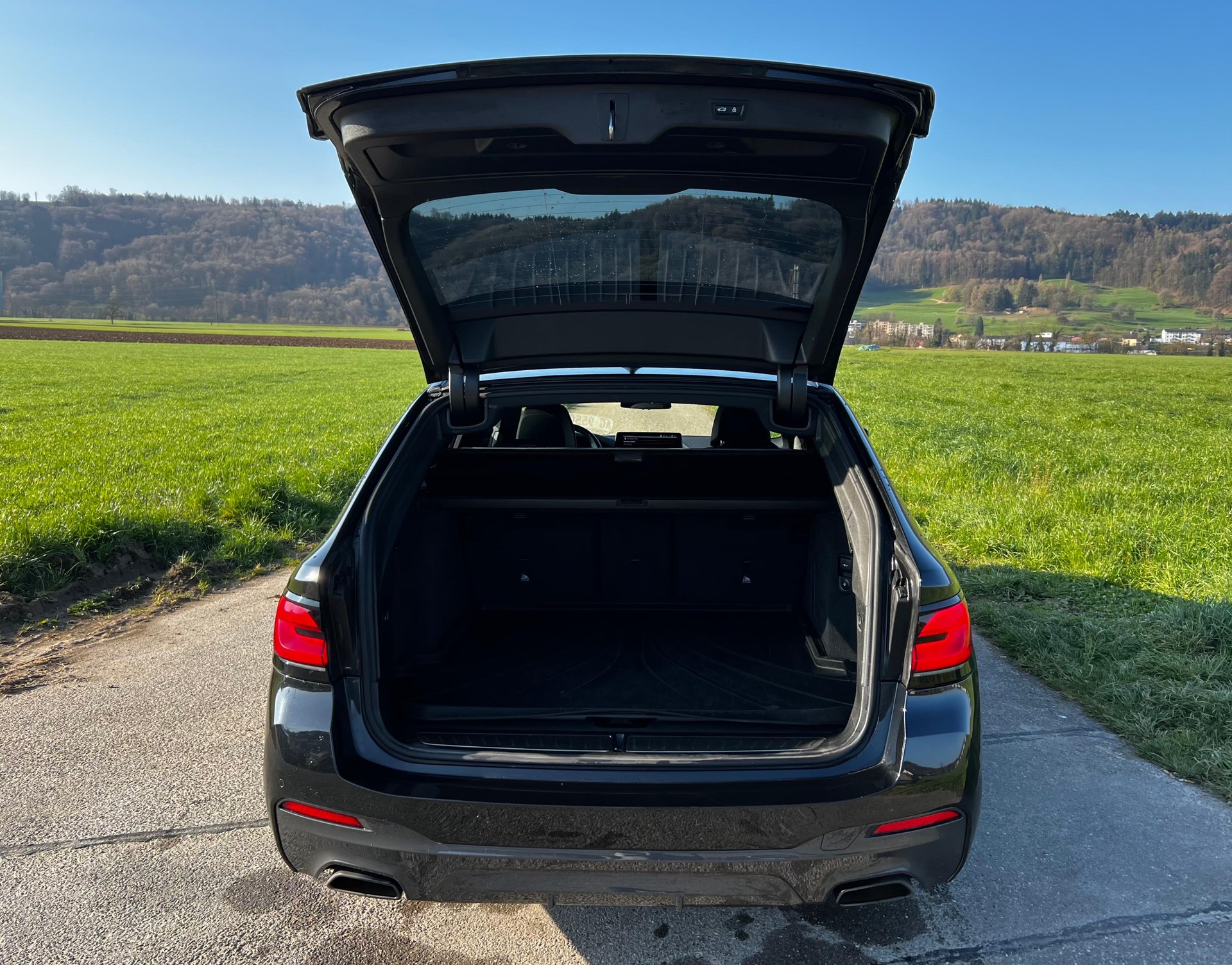 BMW 520d xDrive 48V Touring M Sport Steptronic-image-11