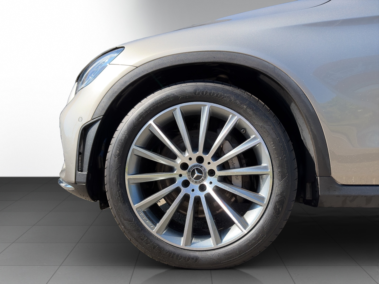 MERCEDES-BENZ GLC 300 AMG Line 4Matic-image-3