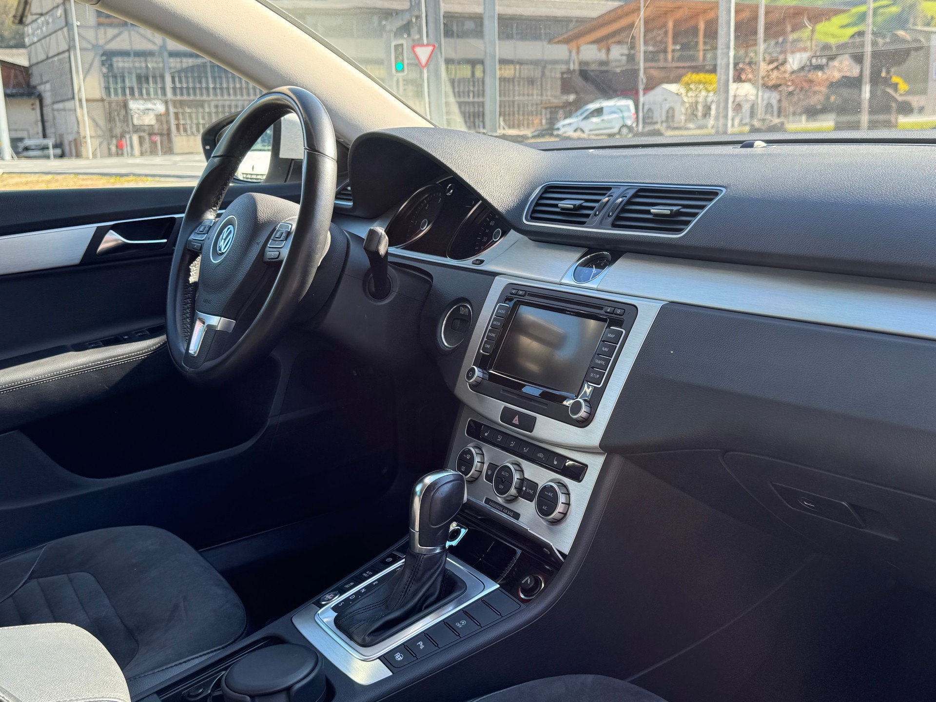VW Passat Variant 2.0 TDI BMT Highline DSG-image-11