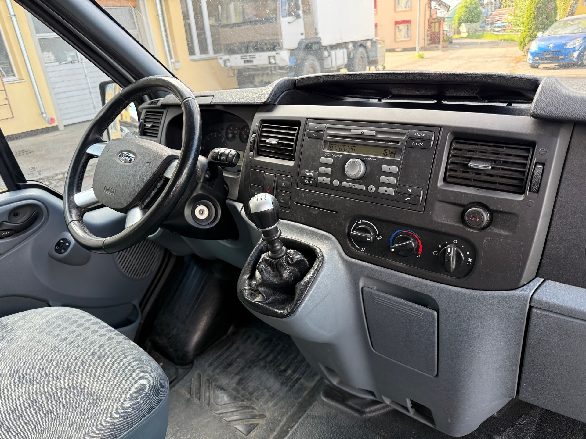 FORD Transit 350L Level 3-image-4