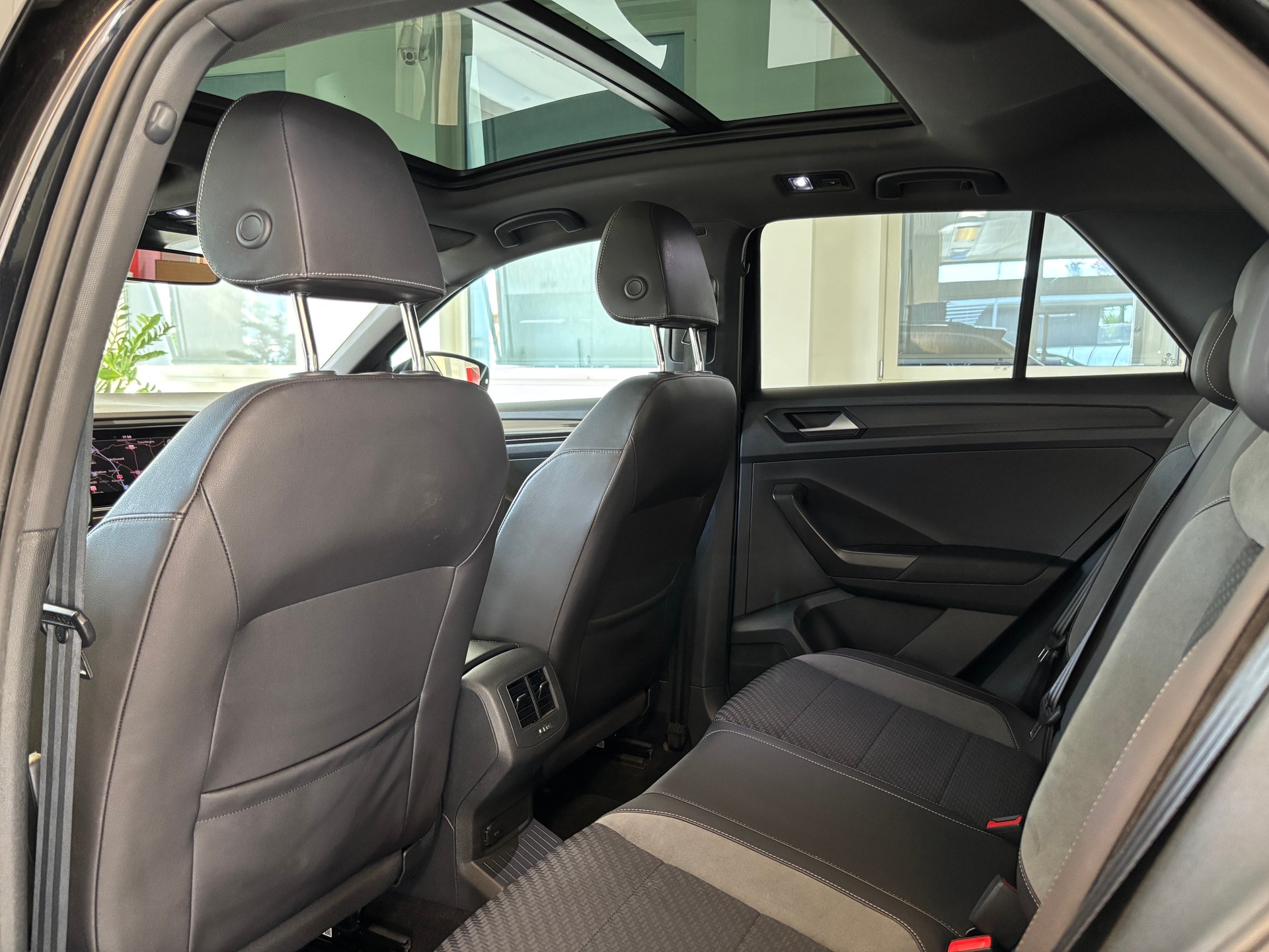 VW T-Roc 2.0 TSI R-Line DSG 4Motion-image-11