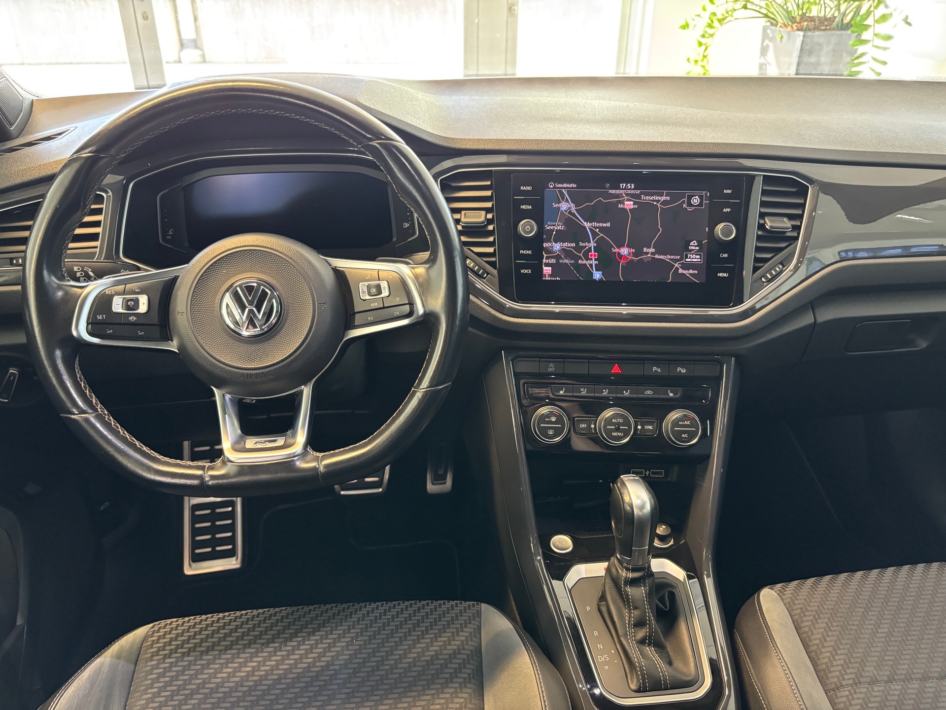 VW T-Roc 2.0 TSI R-Line DSG 4Motion-image-13