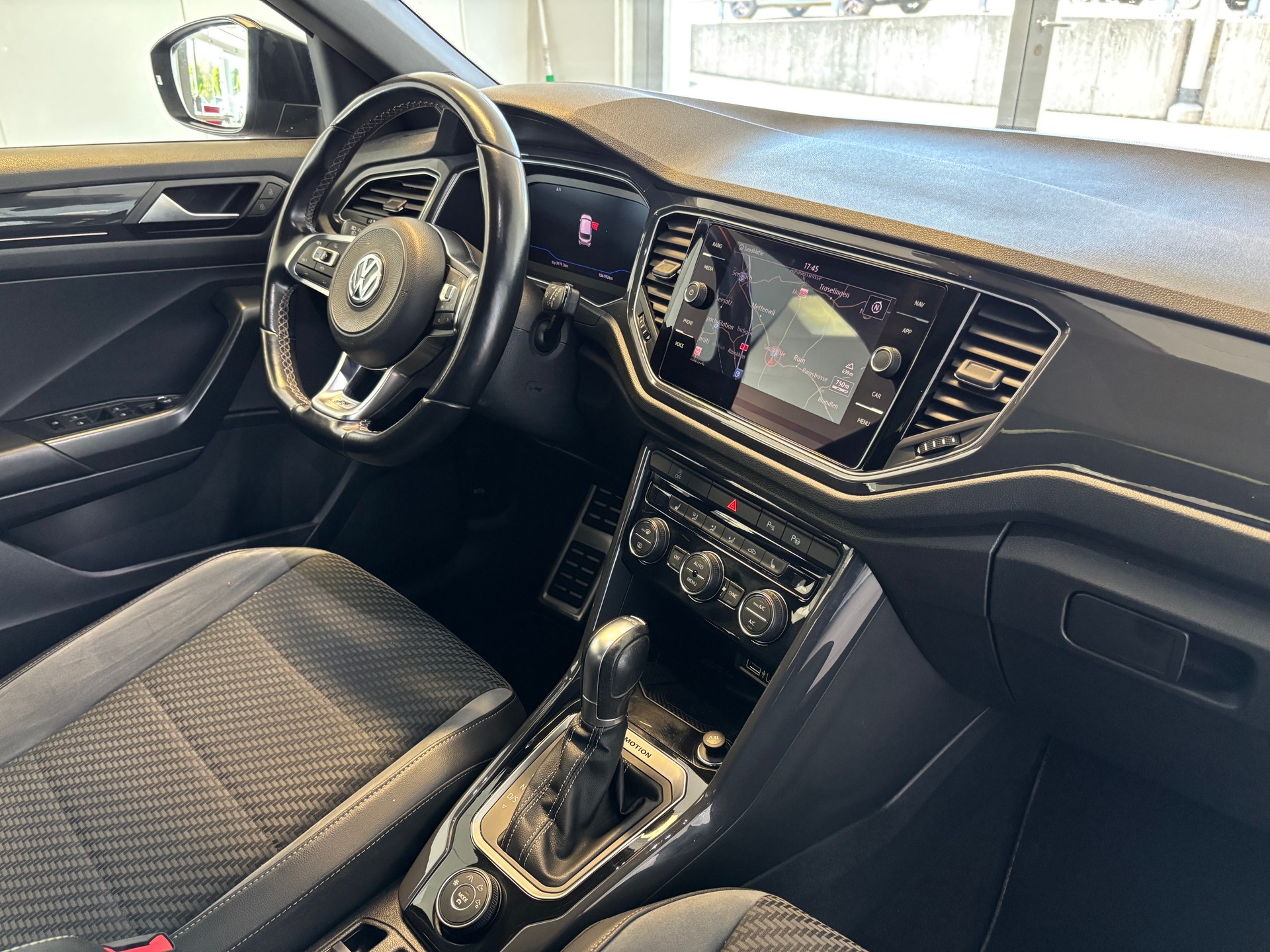 VW T-Roc 2.0 TSI R-Line DSG 4Motion-image-8