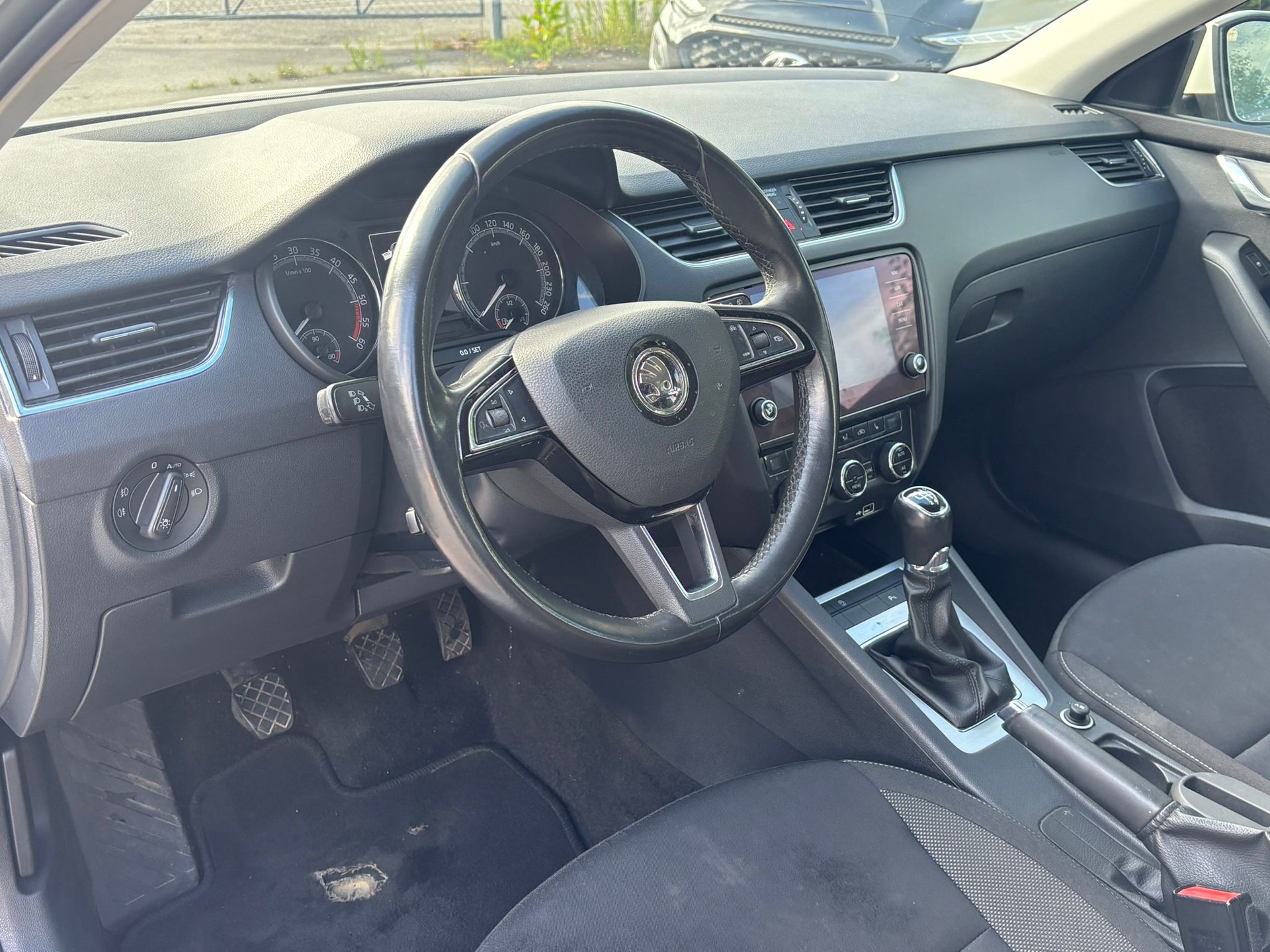 SKODA Octavia Combi 1.6 TDI Ambition-image-8