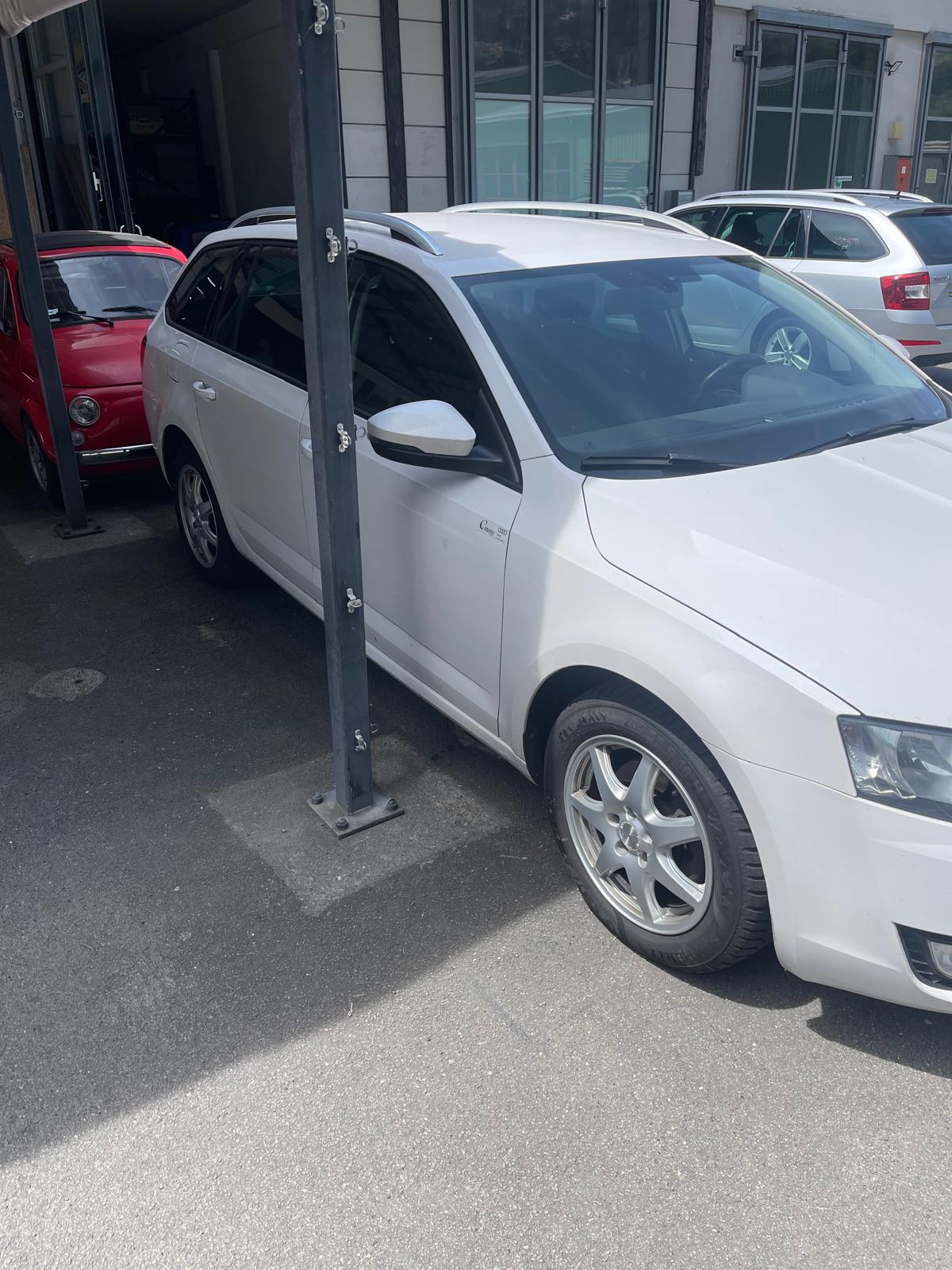 SKODA Octavia Combi 2.0 TDI Style-image-2