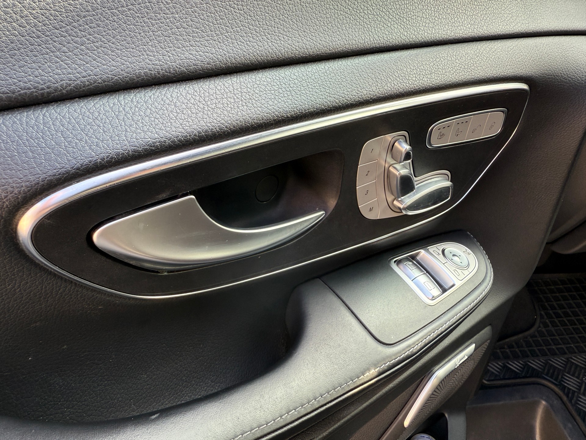 MERCEDES-BENZ V 300 d lang Avantgarde 4Matic 9G-Tronic-image-17