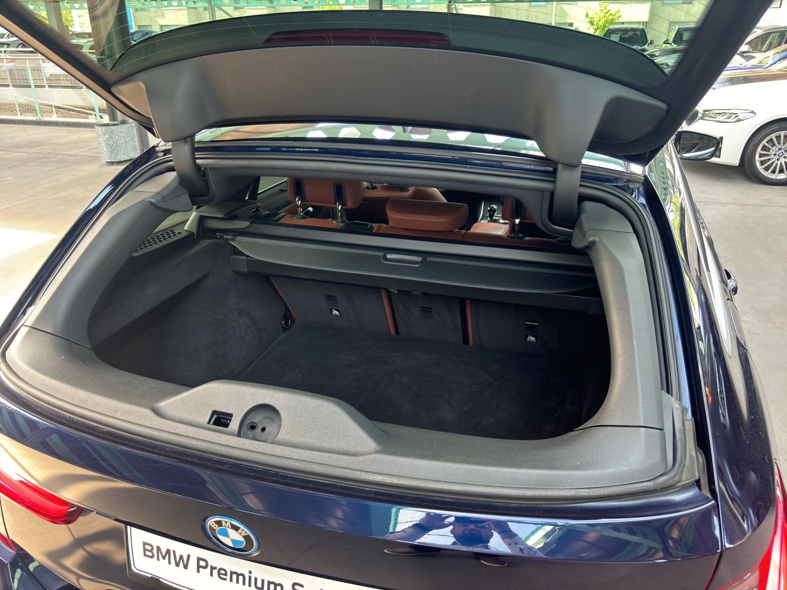 BMW 330e xDrive SAG Touring-image-22