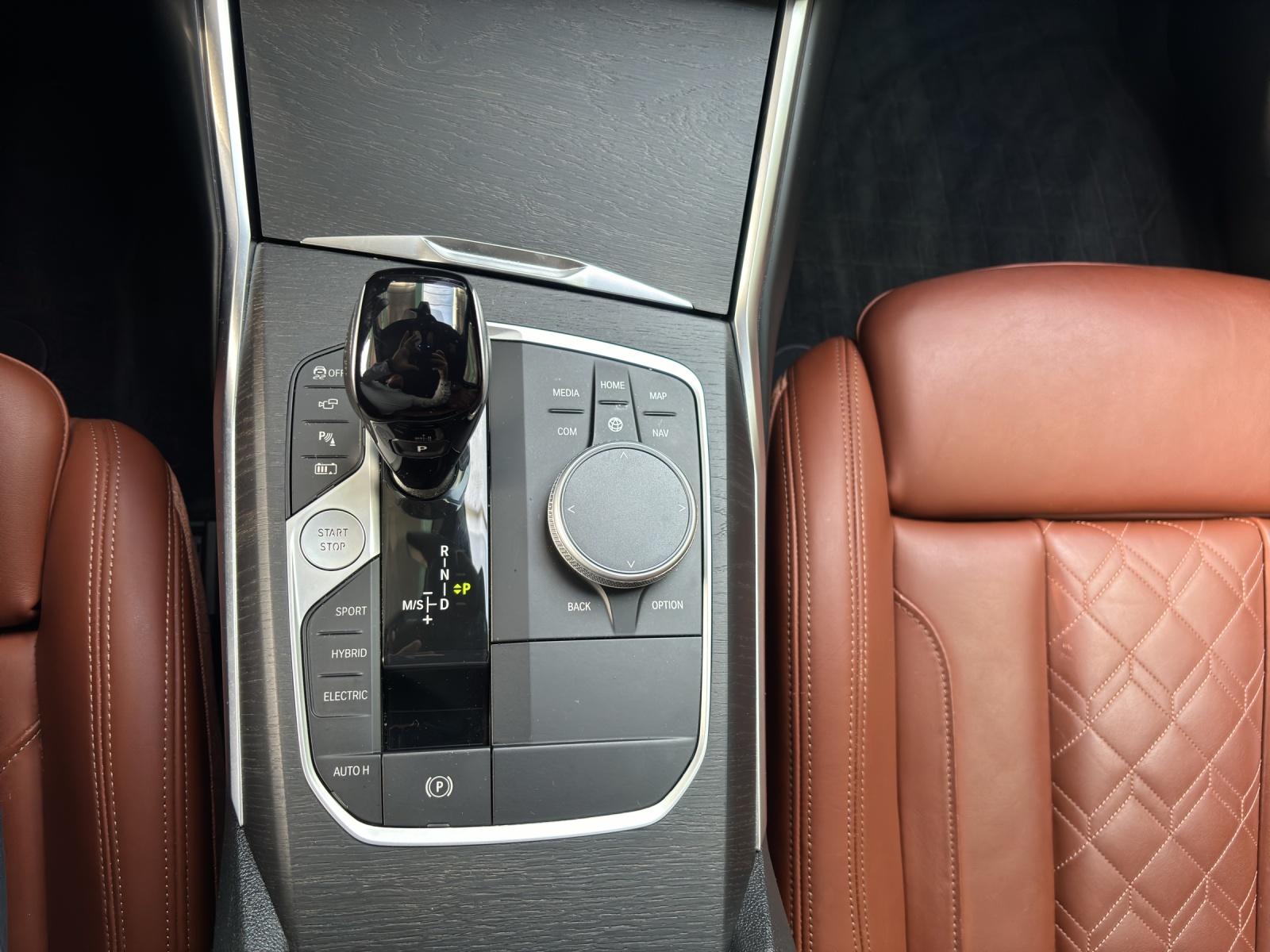 BMW 330e xDrive SAG Touring-image-7