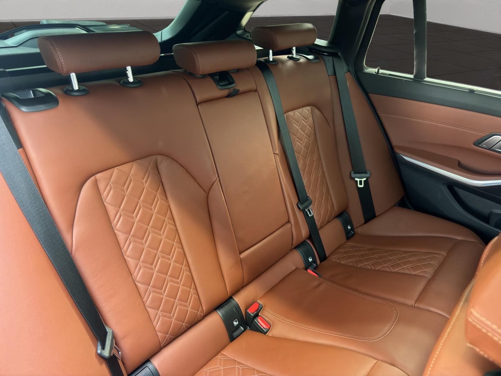 BMW 330e xDrive SAG Touring-image-11