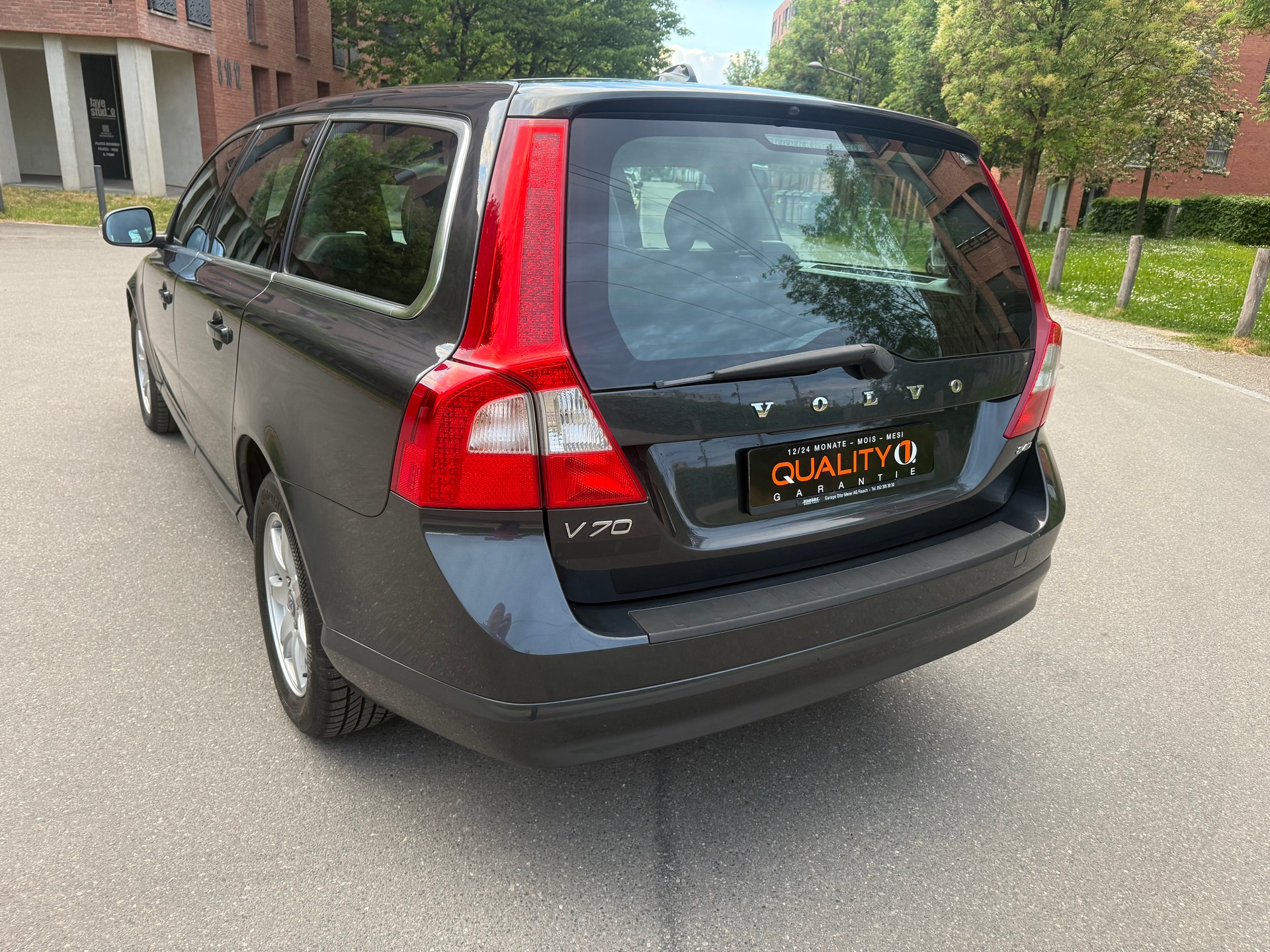VOLVO V70 2.4D Momentum Geartronic-image-12