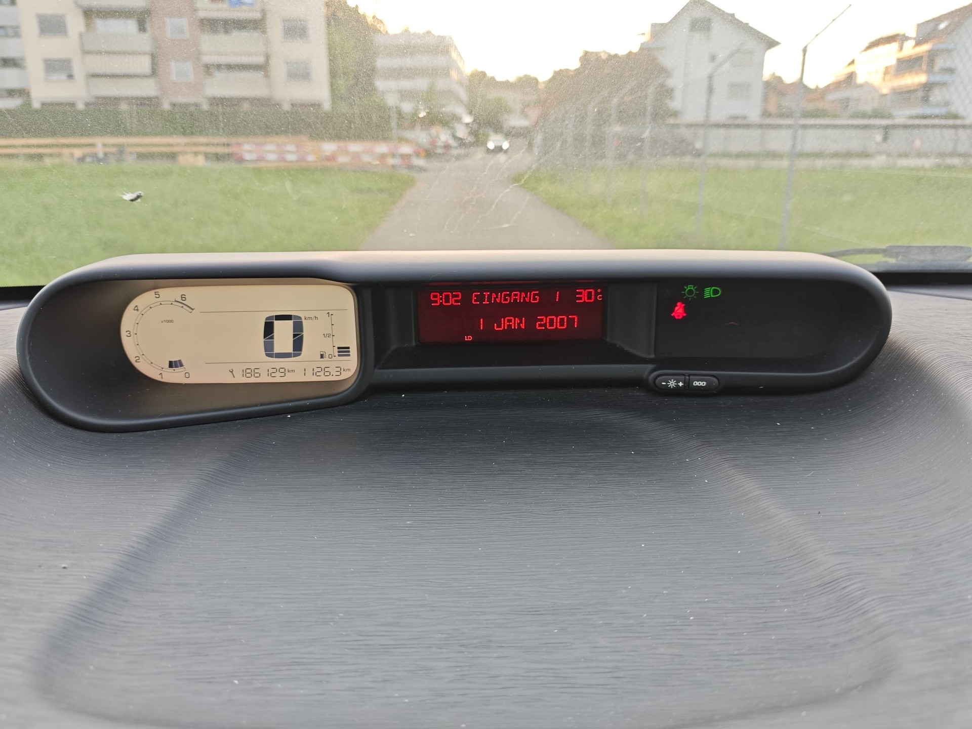 CITROEN C3 Picasso 1.4i 16V Attraction-image-19
