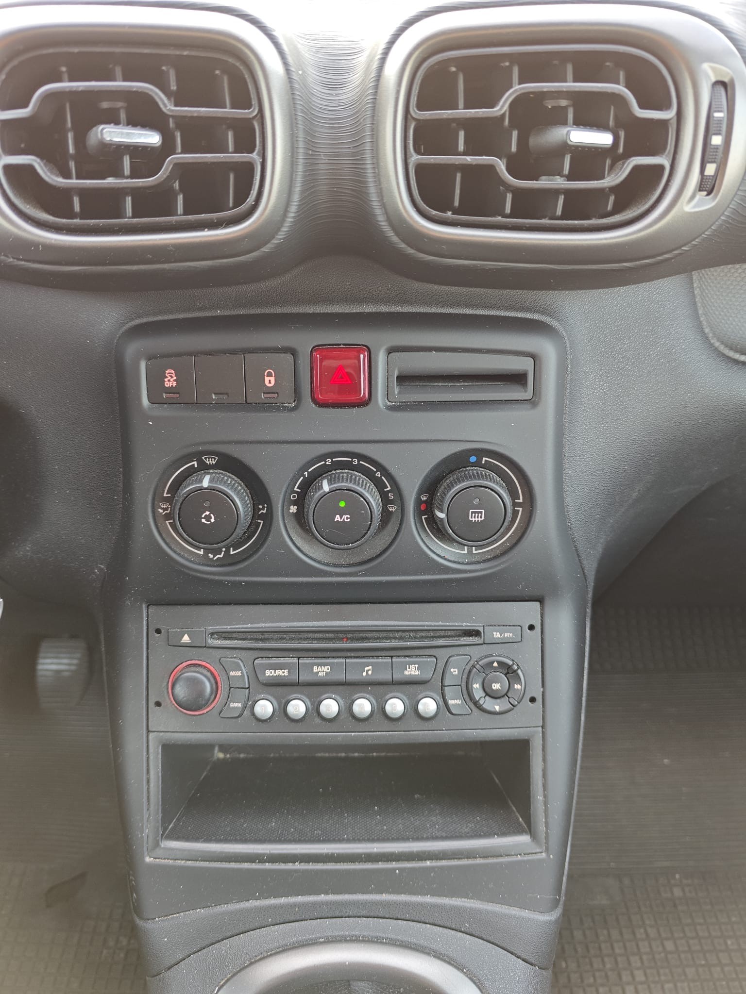 CITROEN C3 Picasso 1.4i 16V Attraction-image-18
