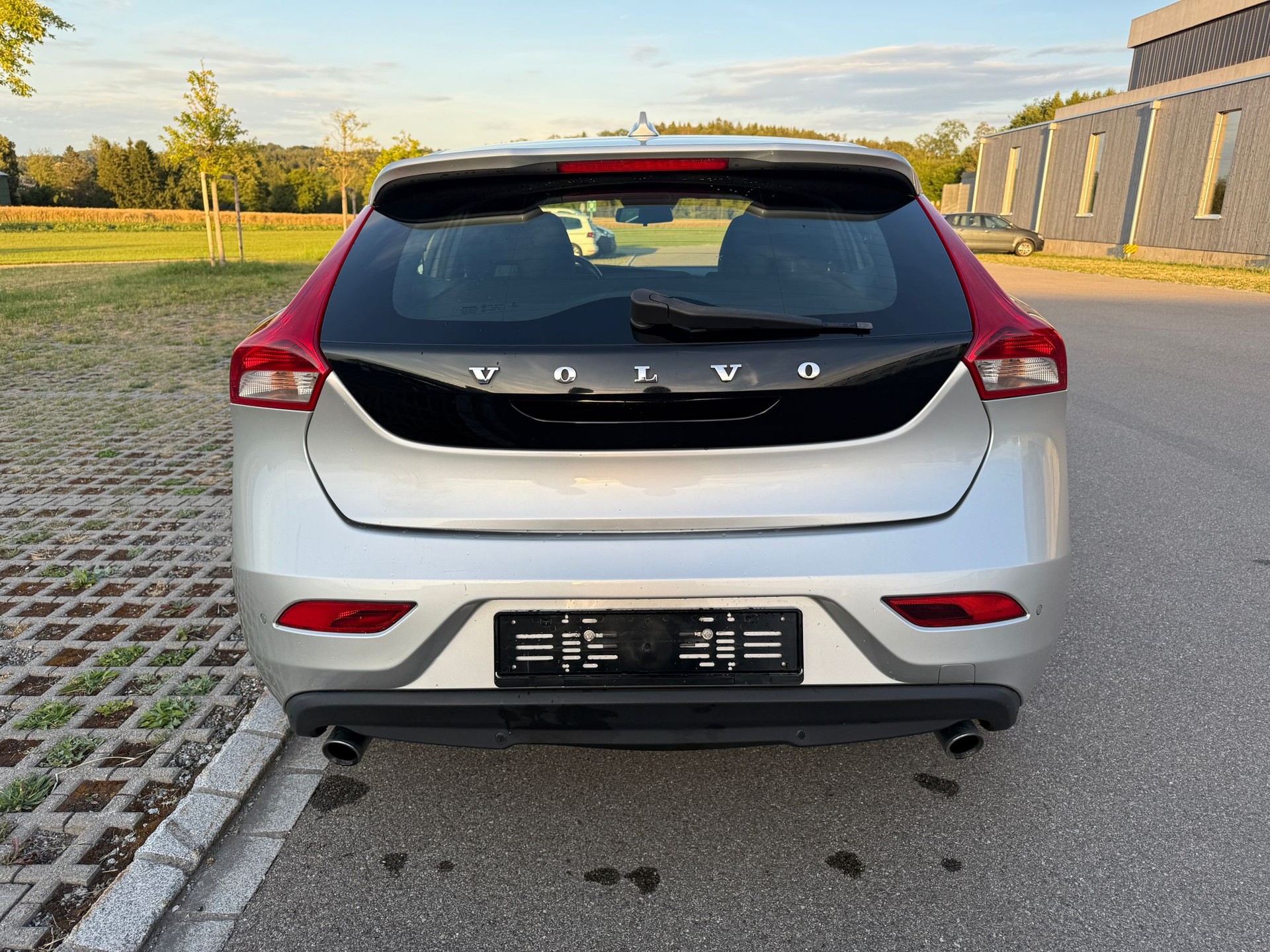 VOLVO V40 D3 Momentum Geartronic-image-4