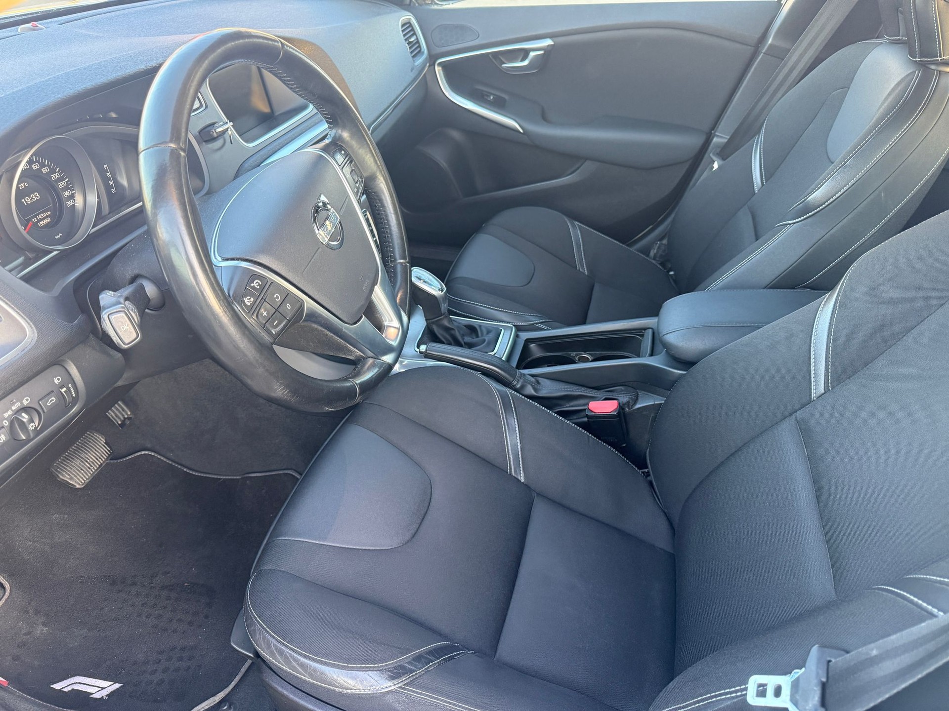 VOLVO V40 D3 Momentum Geartronic-image-14