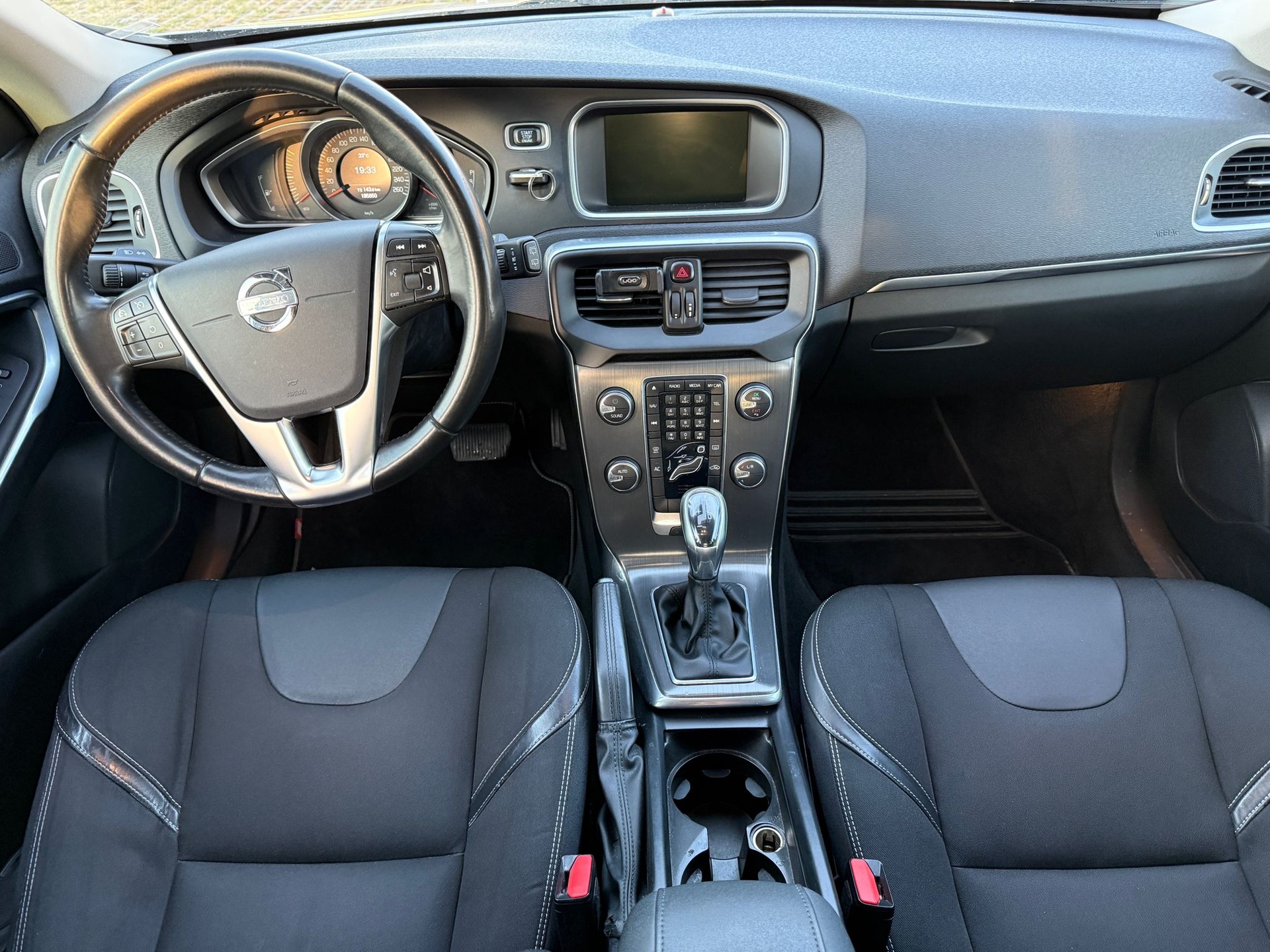 VOLVO V40 D3 Momentum Geartronic-image-16