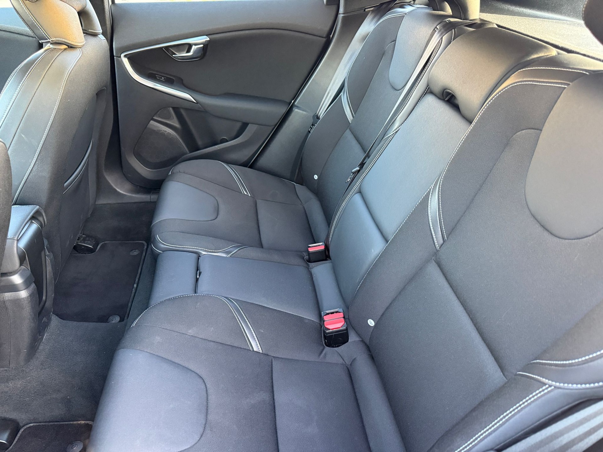 VOLVO V40 D3 Momentum Geartronic-image-13