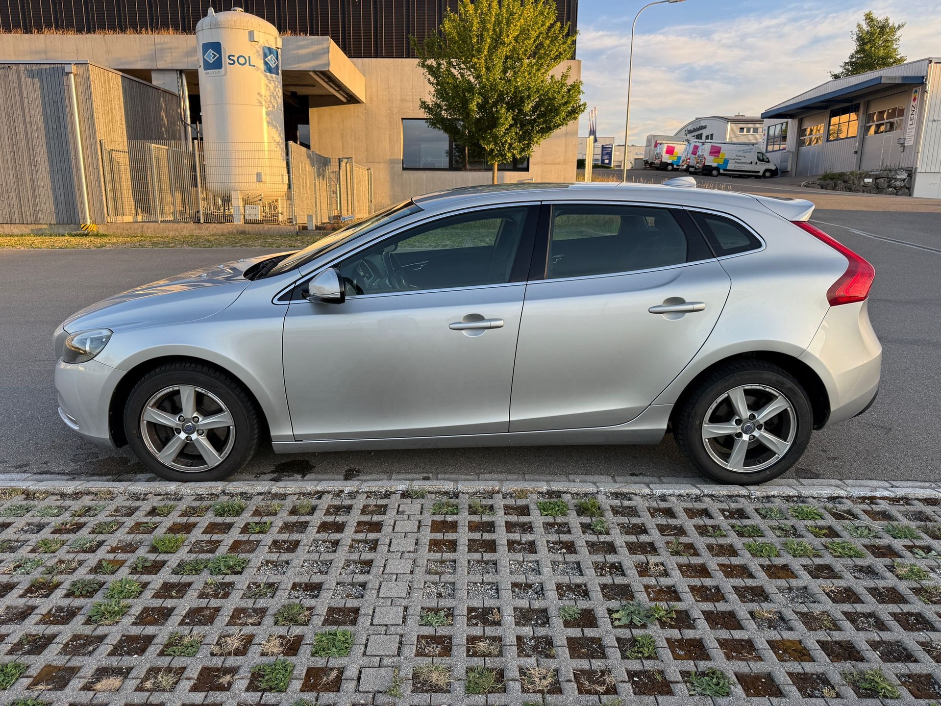 VOLVO V40 D3 Momentum Geartronic-image-3