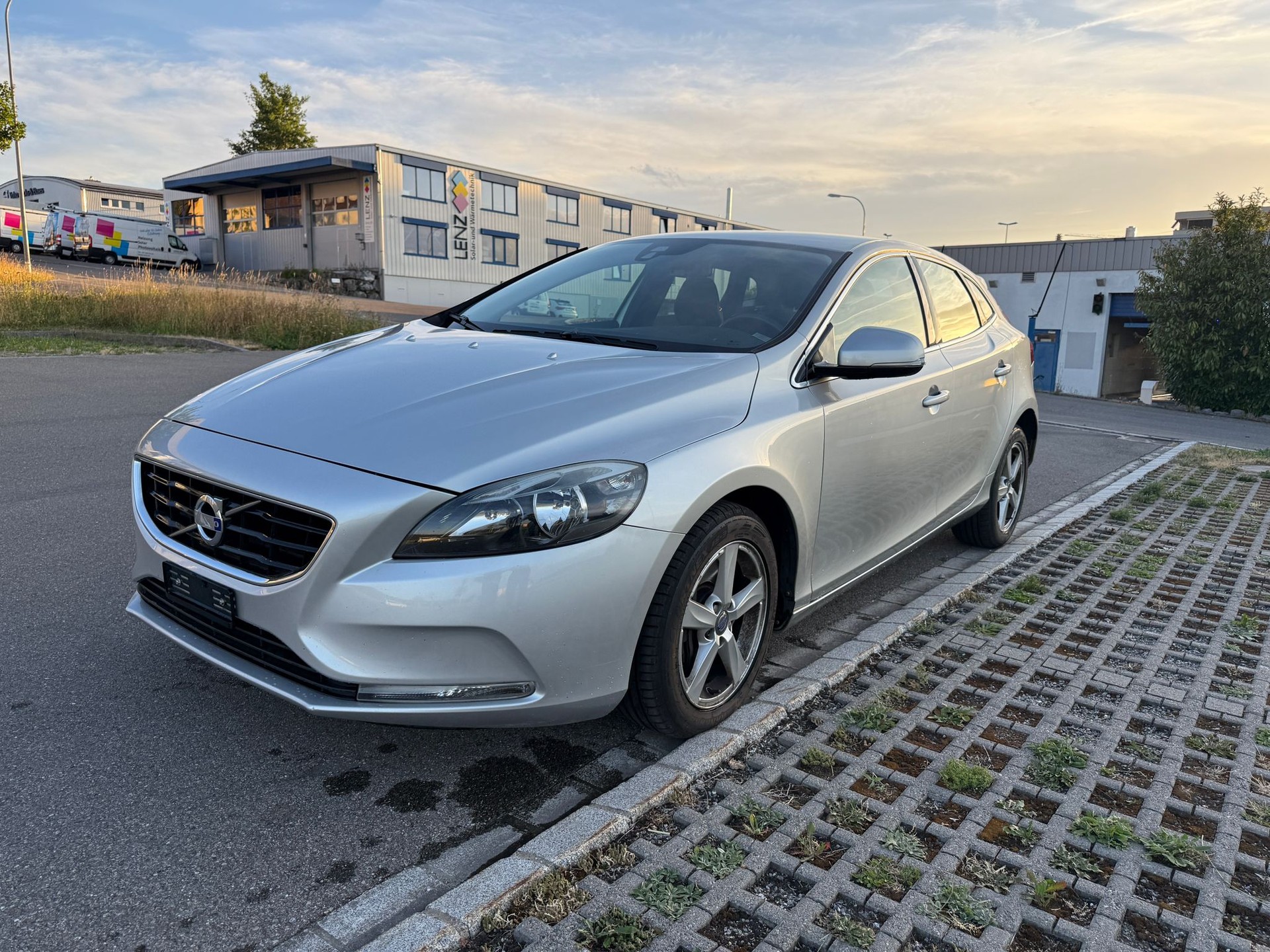 VOLVO V40 D3 Momentum Geartronic-image-9