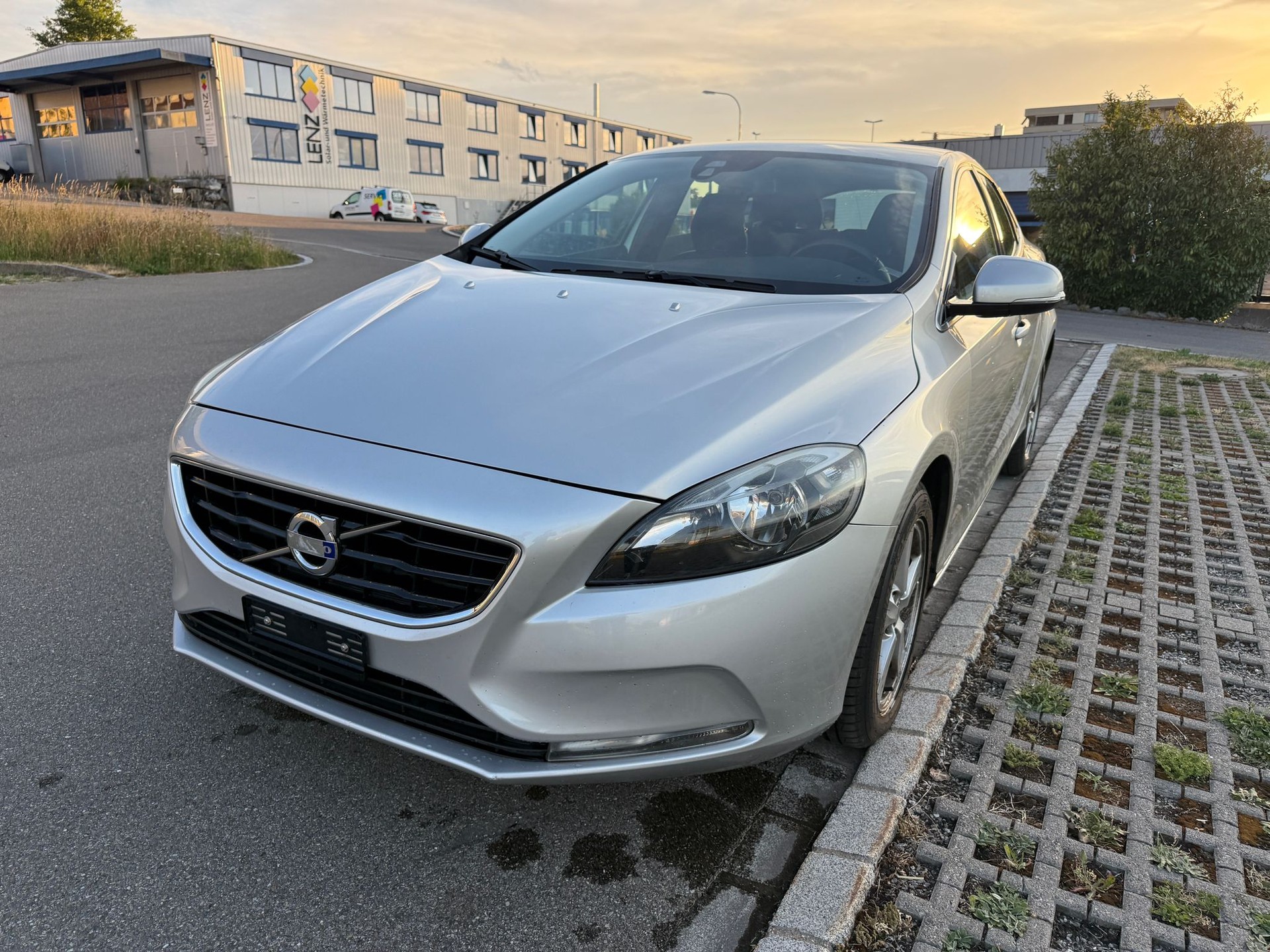 VOLVO V40 D3 Momentum Geartronic-image-1