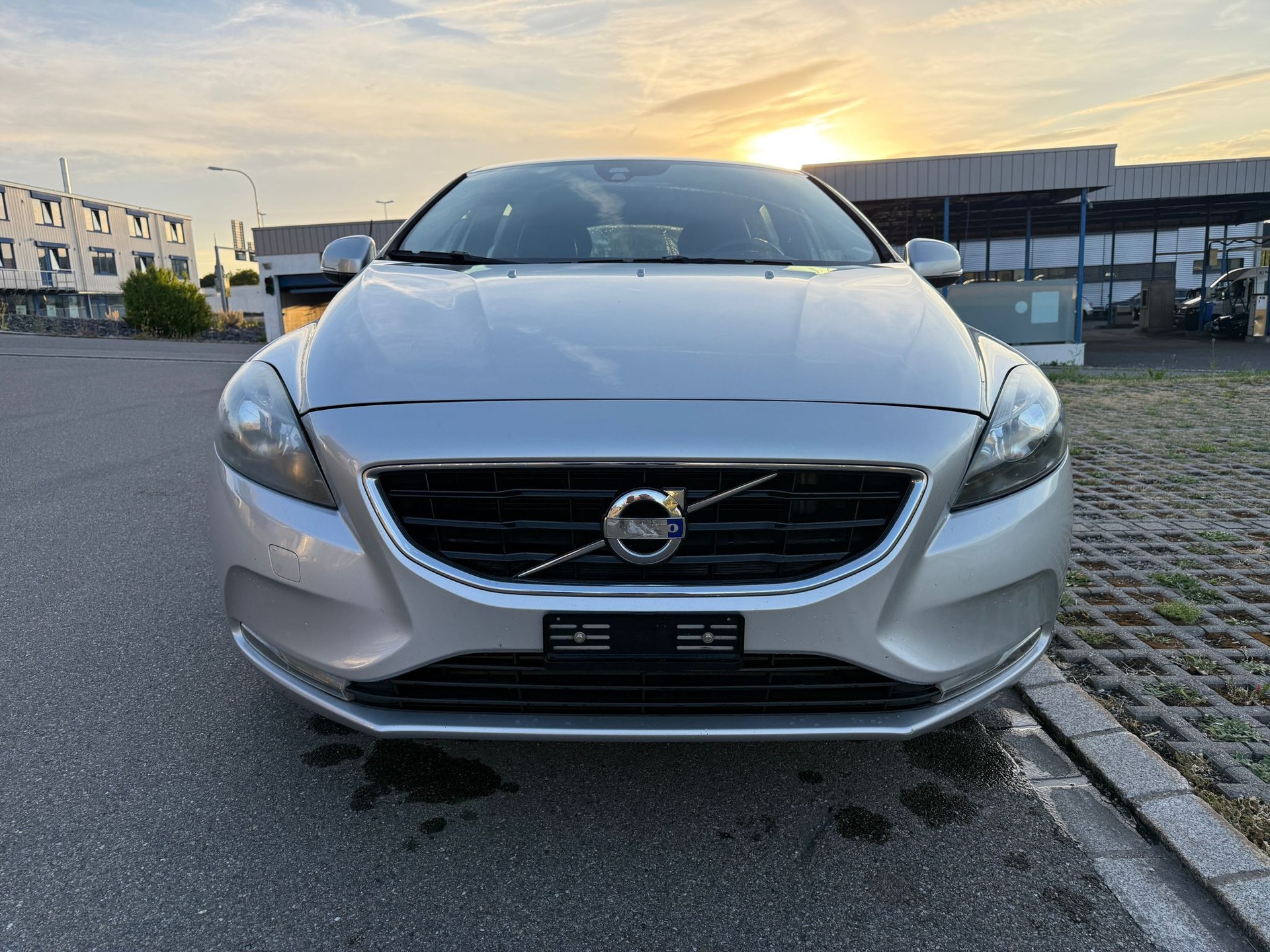 VOLVO V40 D3 Momentum Geartronic-image-0