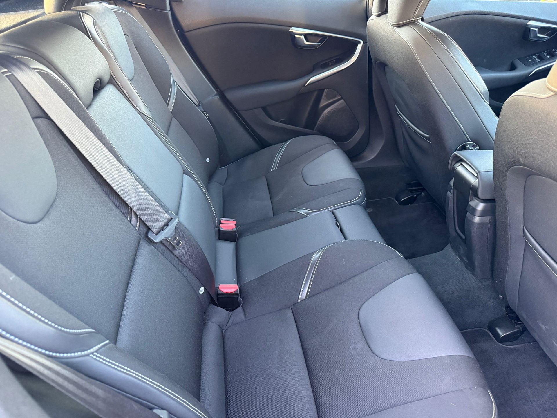 VOLVO V40 D3 Momentum Geartronic-image-17