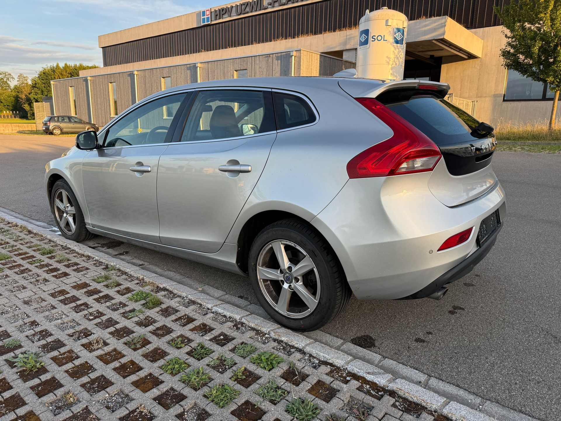 VOLVO V40 D3 Momentum Geartronic-image-10