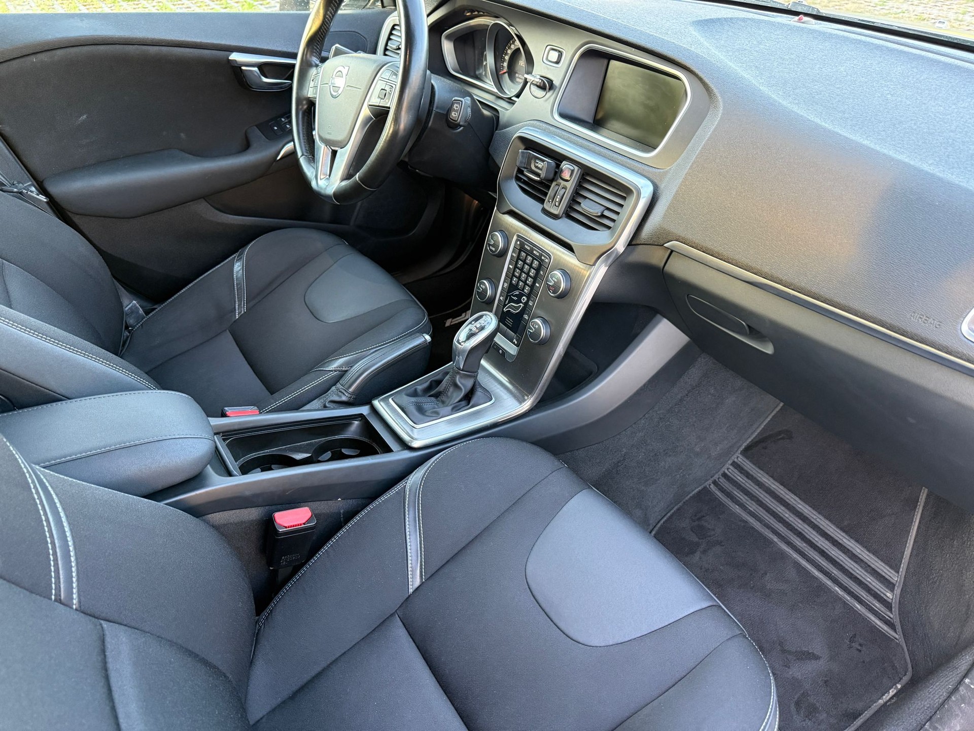 VOLVO V40 D3 Momentum Geartronic-image-15
