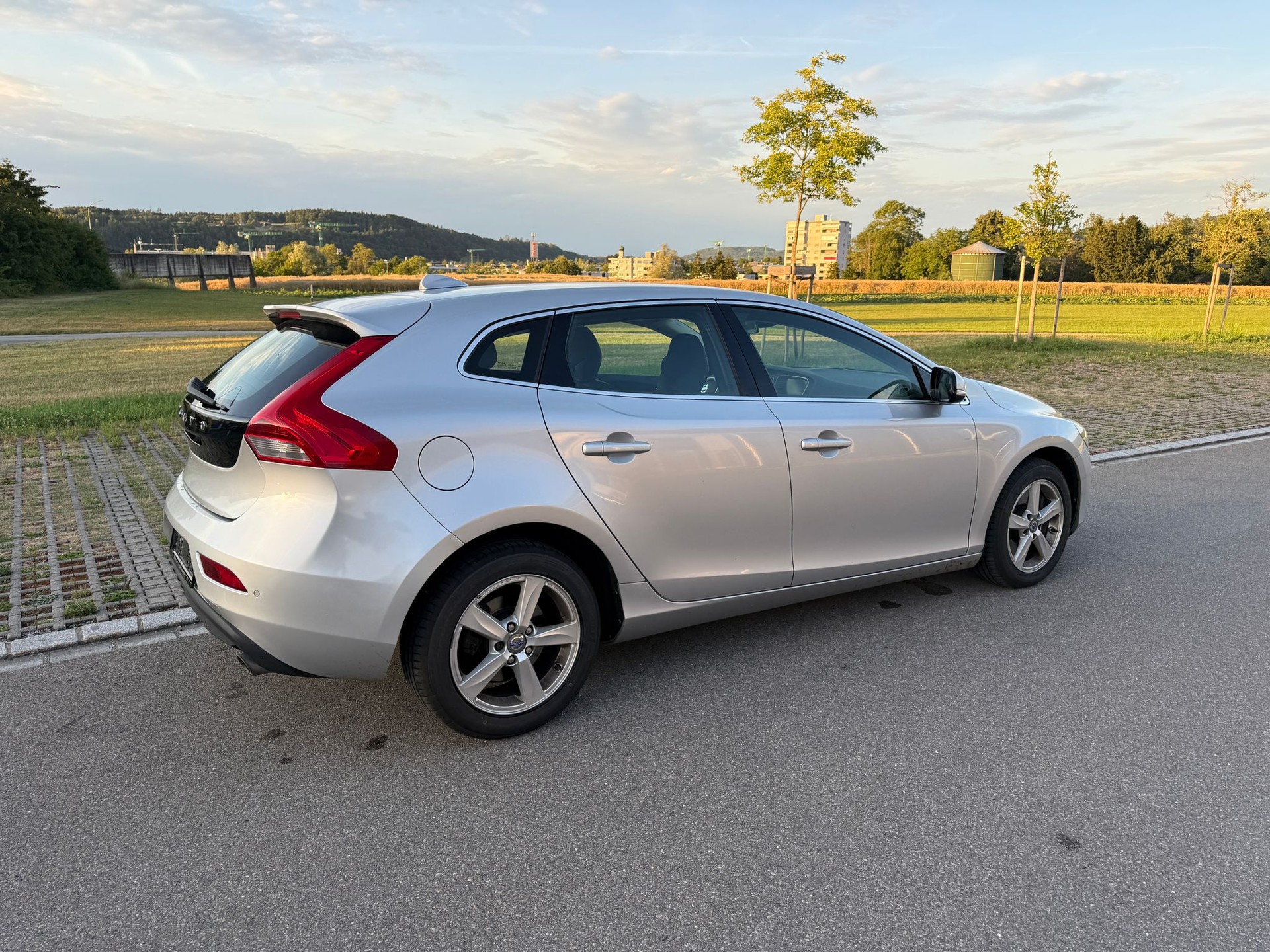 VOLVO V40 D3 Momentum Geartronic-image-11