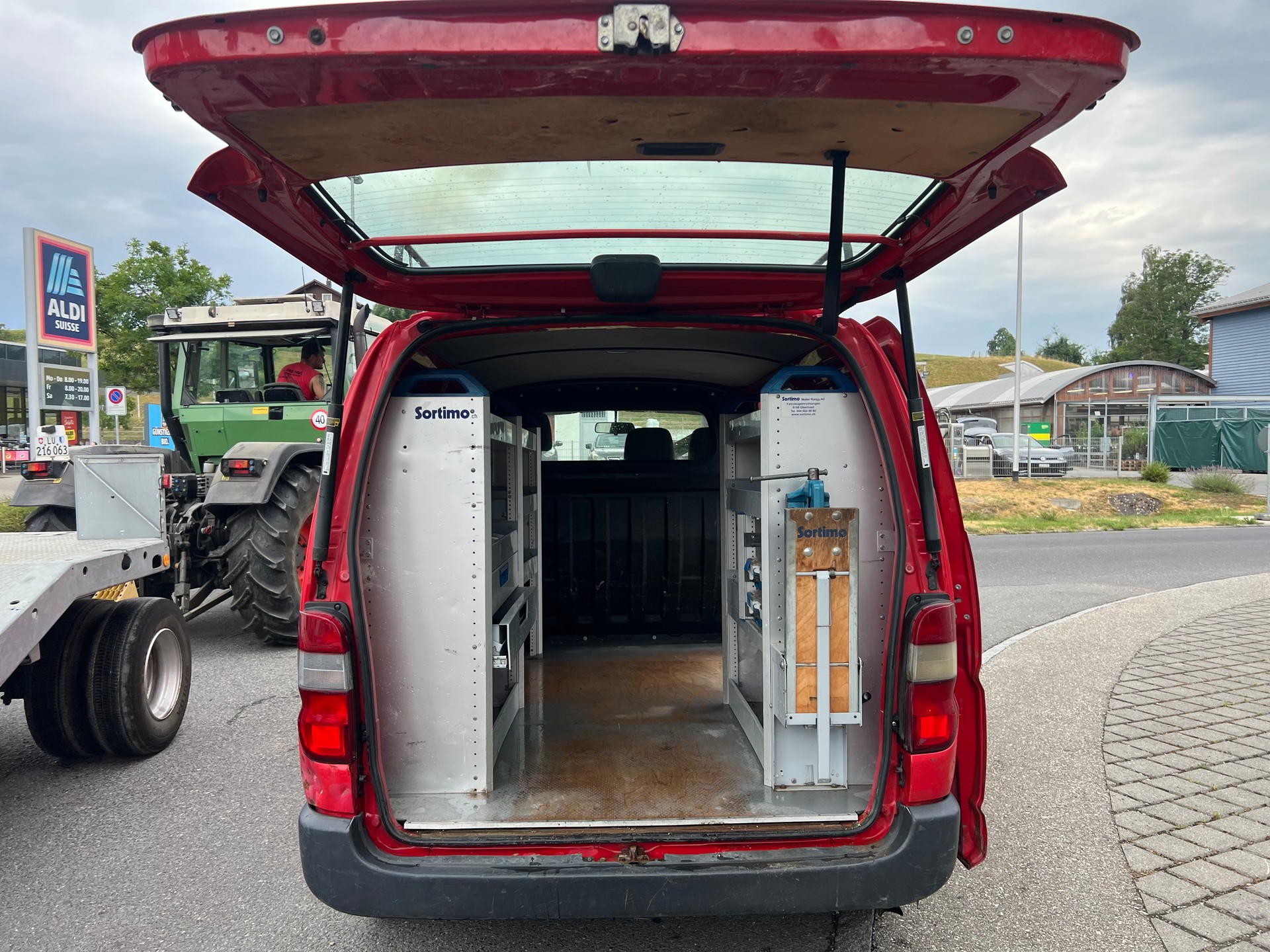 TOYOTA Hiace D-4D Van SWB-image-9