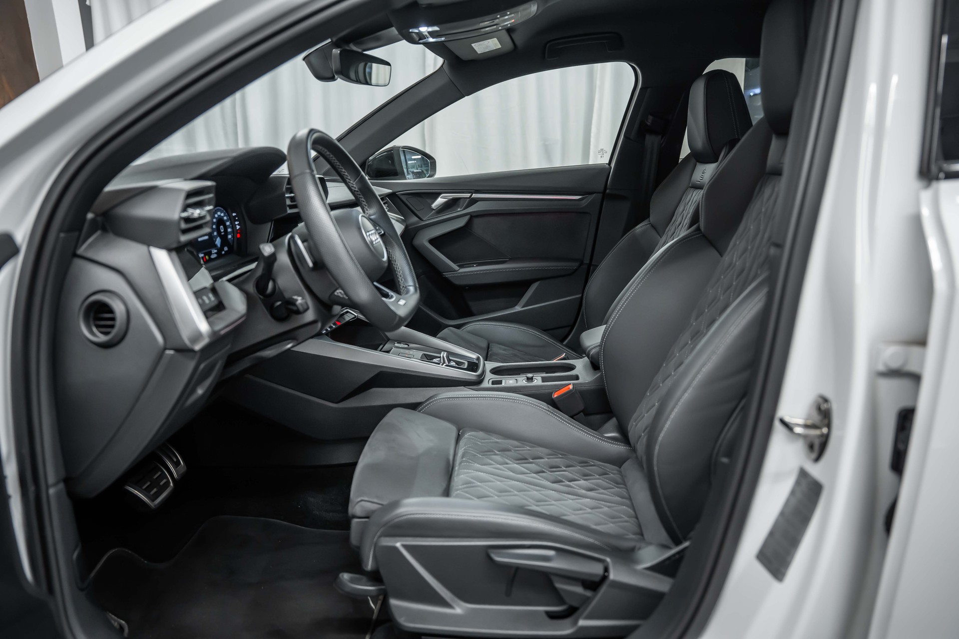 AUDI S3 Limousine 2.0 TFSI quattro S-tronic *Matrix*Carbon*Fahrassistenz*19"ALU*-image-9