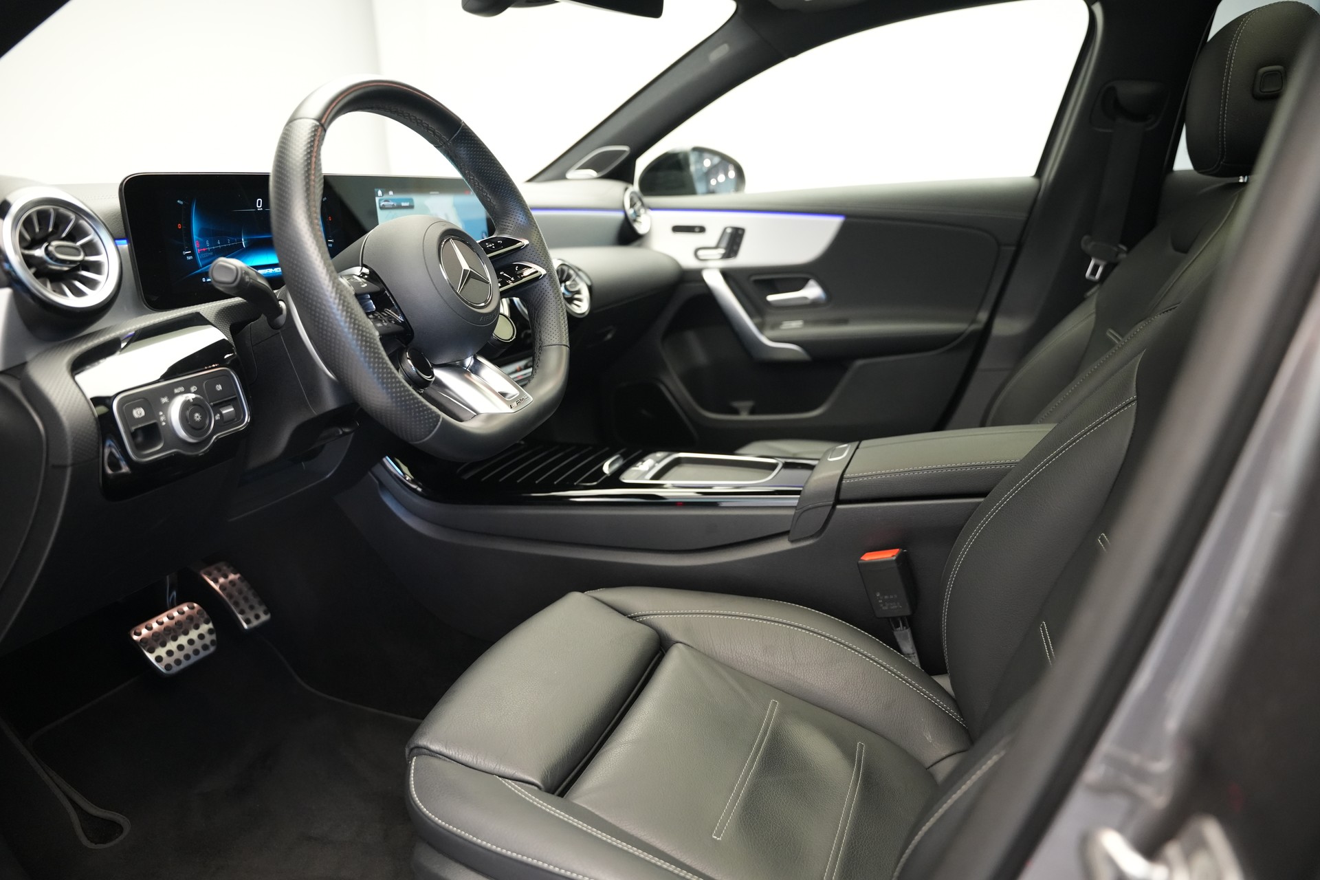 MERCEDES-BENZ A AMG 35 4Matic+ 8G-DCT *CH-Fahrzeug* *Panorama* *HuD* *Burmester*-image-10