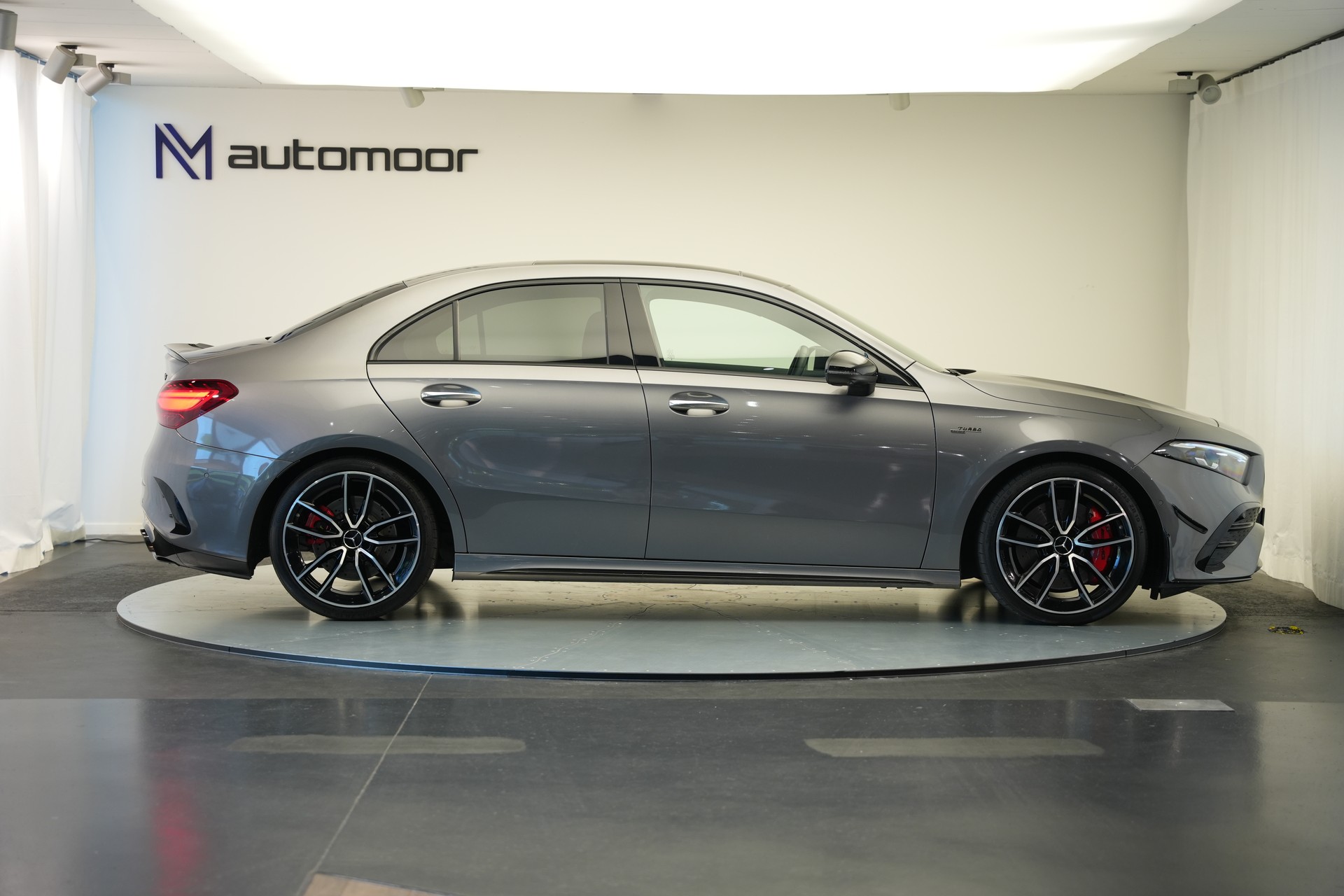 MERCEDES-BENZ A AMG 35 4Matic+ 8G-DCT *CH-Fahrzeug* *Panorama* *HuD* *Burmester*-image-3