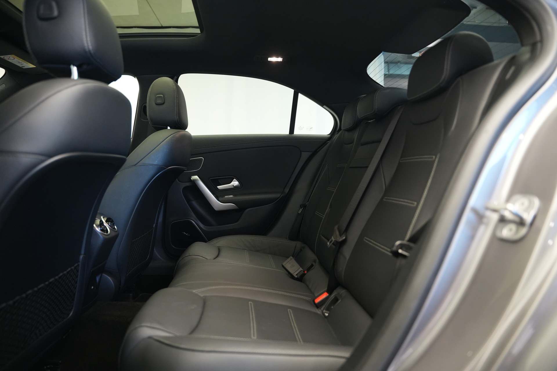 MERCEDES-BENZ A AMG 35 4Matic+ 8G-DCT *CH-Fahrzeug* *Panorama* *HuD* *Burmester*-image-17