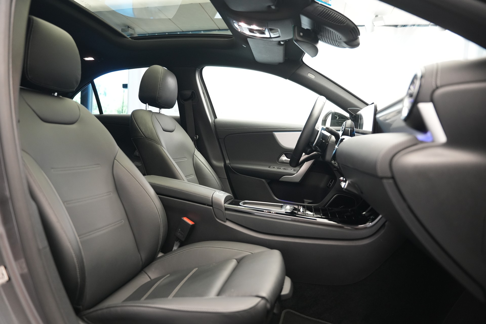 MERCEDES-BENZ A AMG 35 4Matic+ 8G-DCT *CH-Fahrzeug* *Panorama* *HuD* *Burmester*-image-14