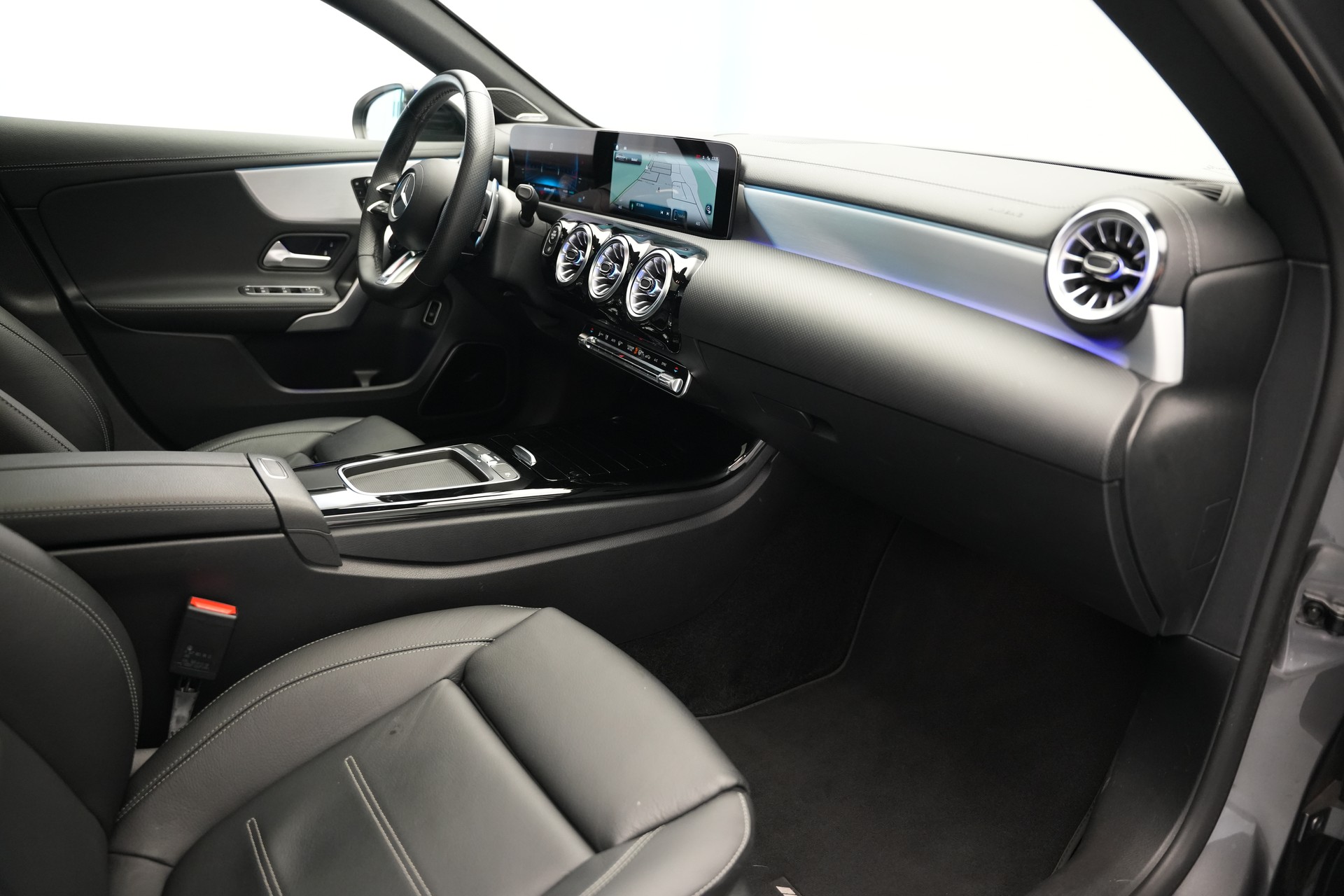 MERCEDES-BENZ A AMG 35 4Matic+ 8G-DCT *CH-Fahrzeug* *Panorama* *HuD* *Burmester*-image-11
